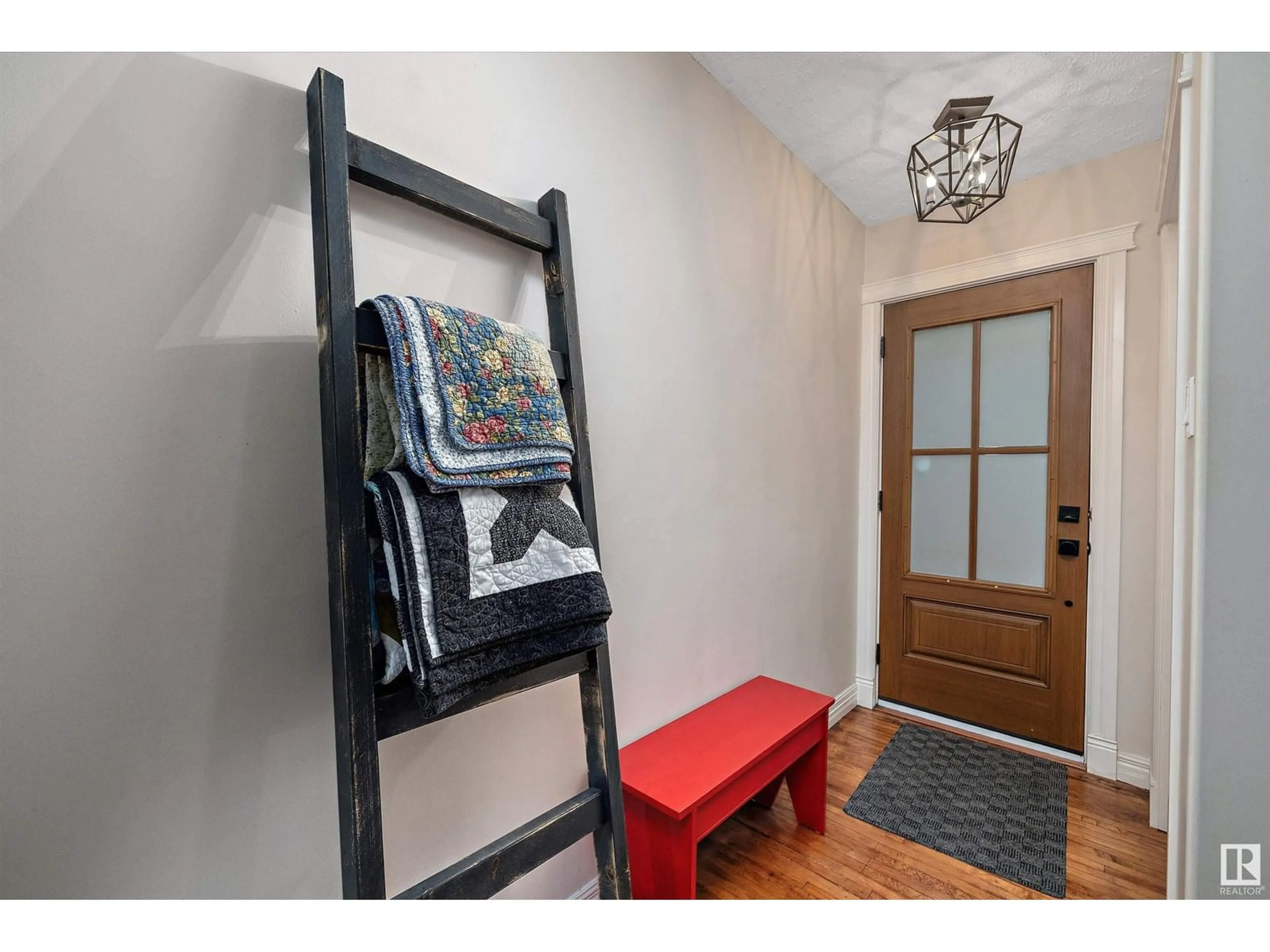 Indoor entryway for 10511 68 AV, Edmonton Alberta T6H2B2