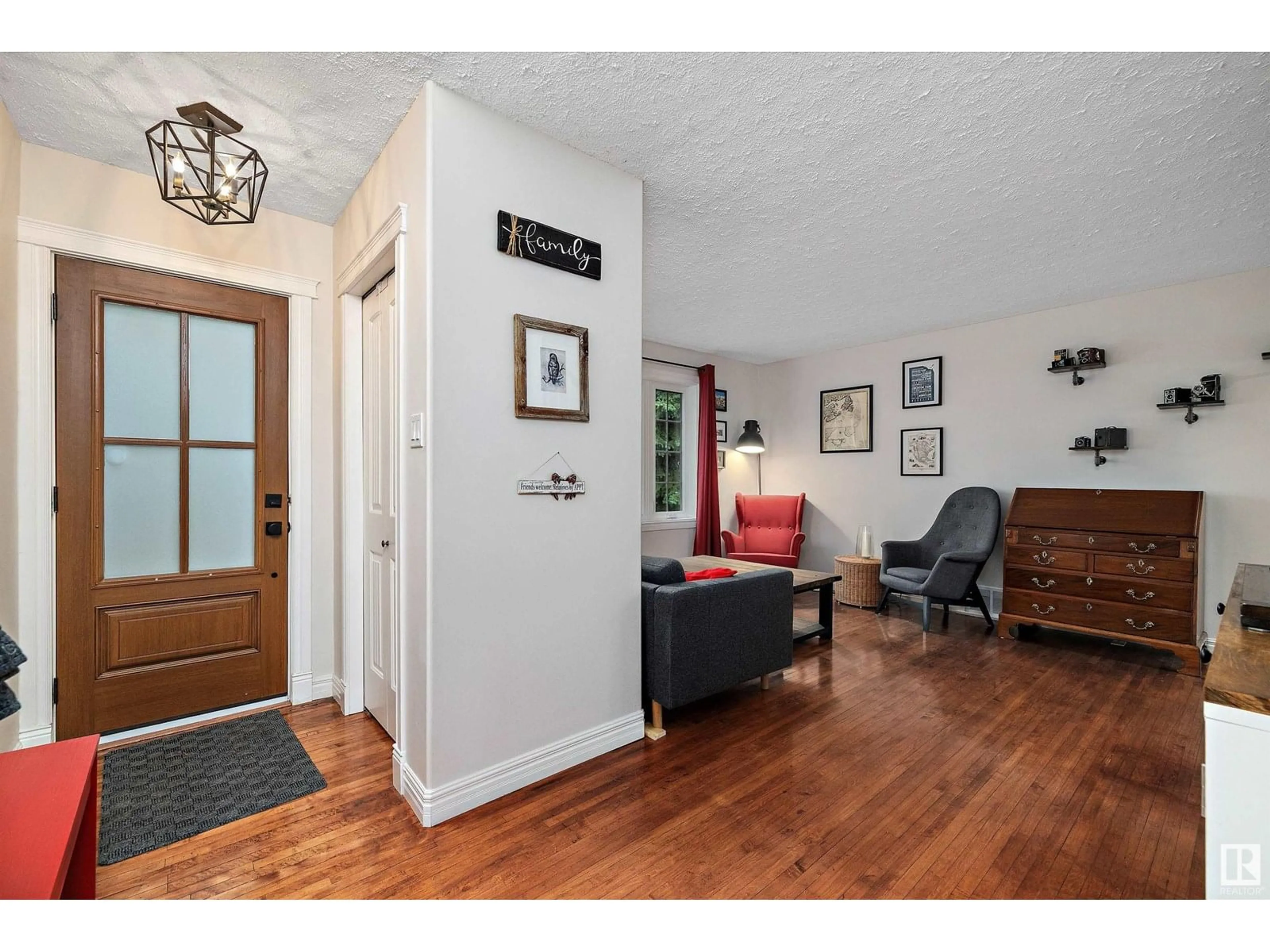 Indoor entryway for 10511 68 AV, Edmonton Alberta T6H2B2