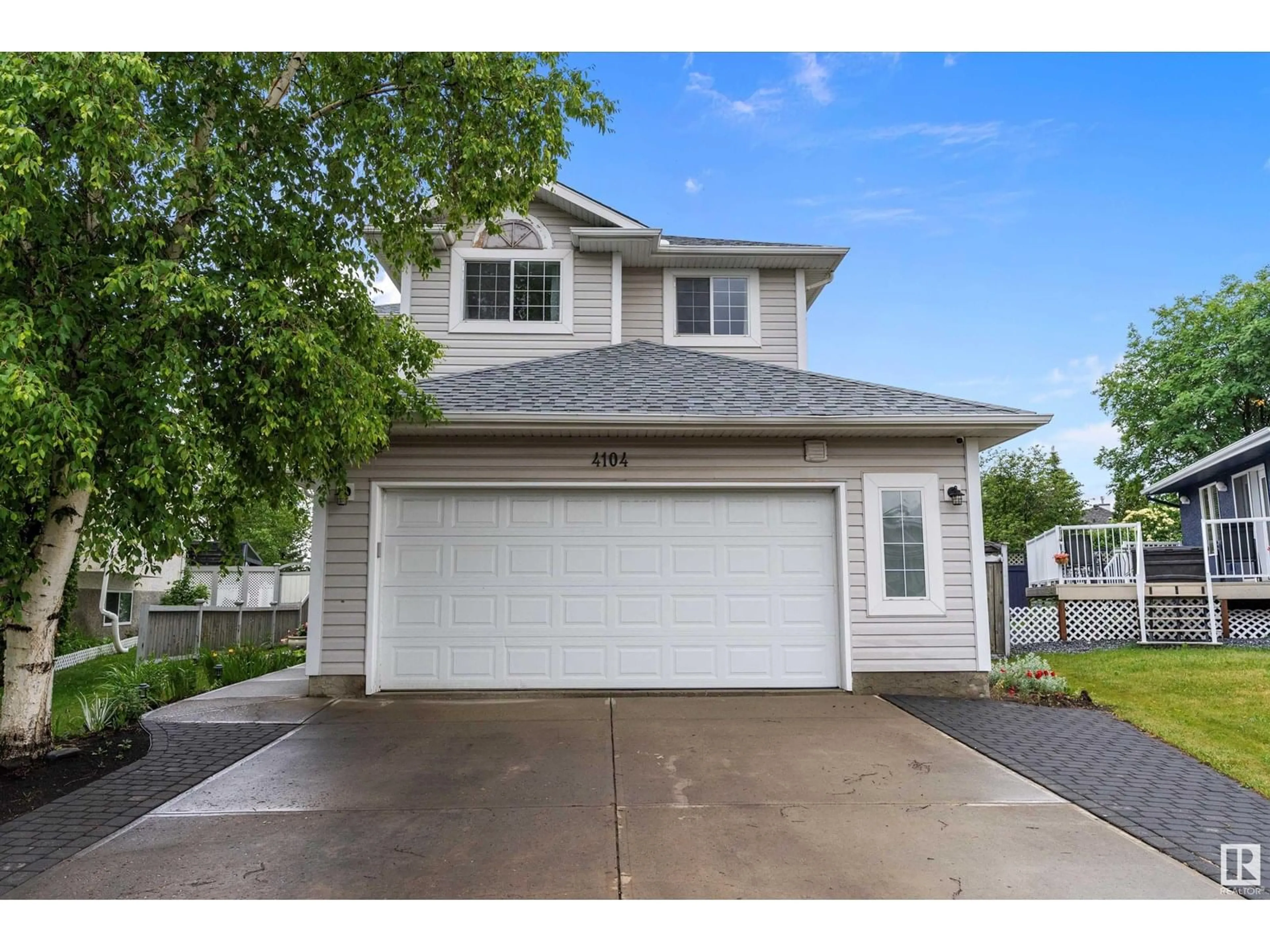Home with vinyl exterior material, street for 4104 39 AV, Edmonton Alberta T6L7B6