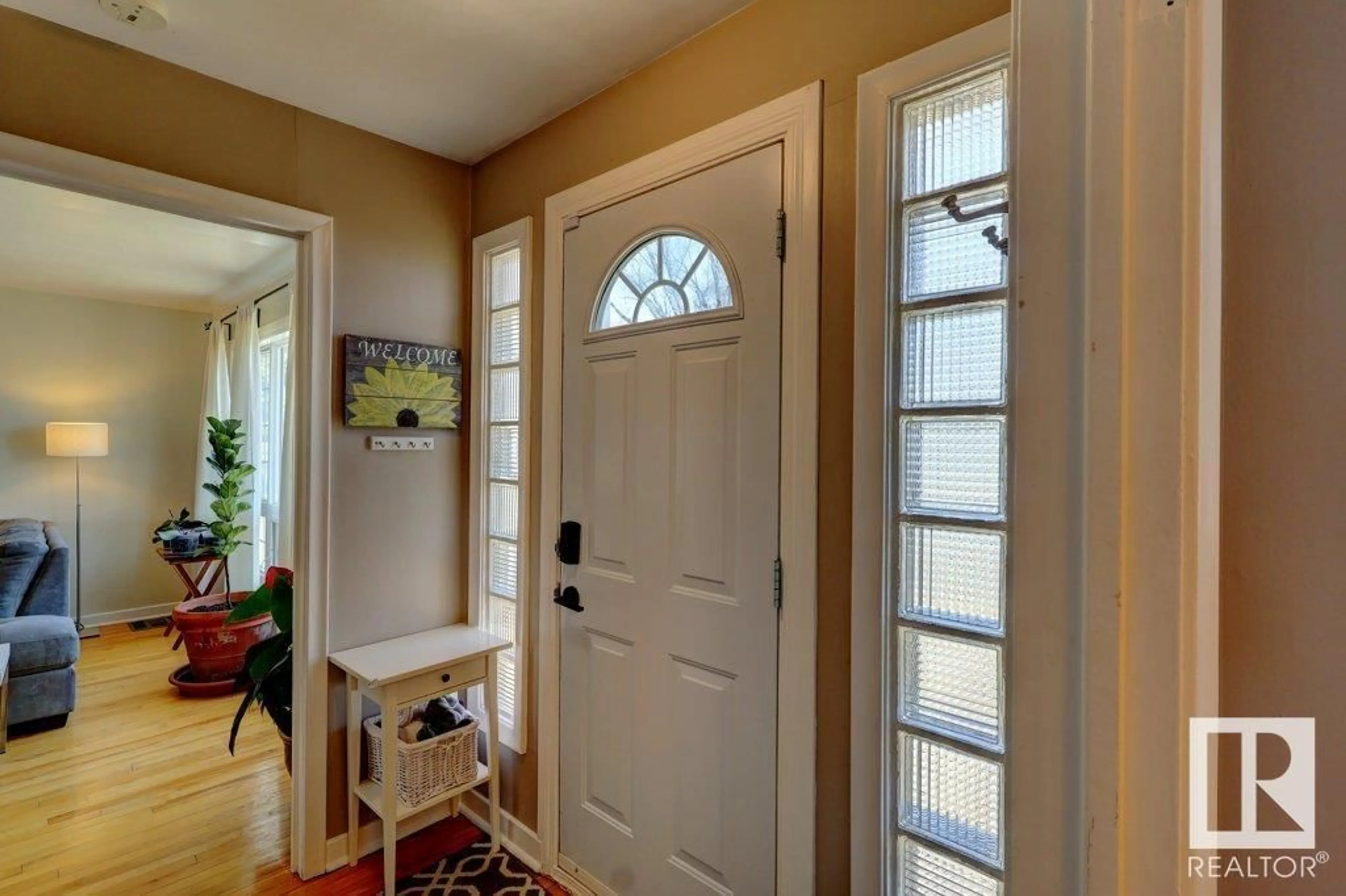 Indoor entryway for 11434 TOWER RD, Edmonton Alberta T5G0Y8