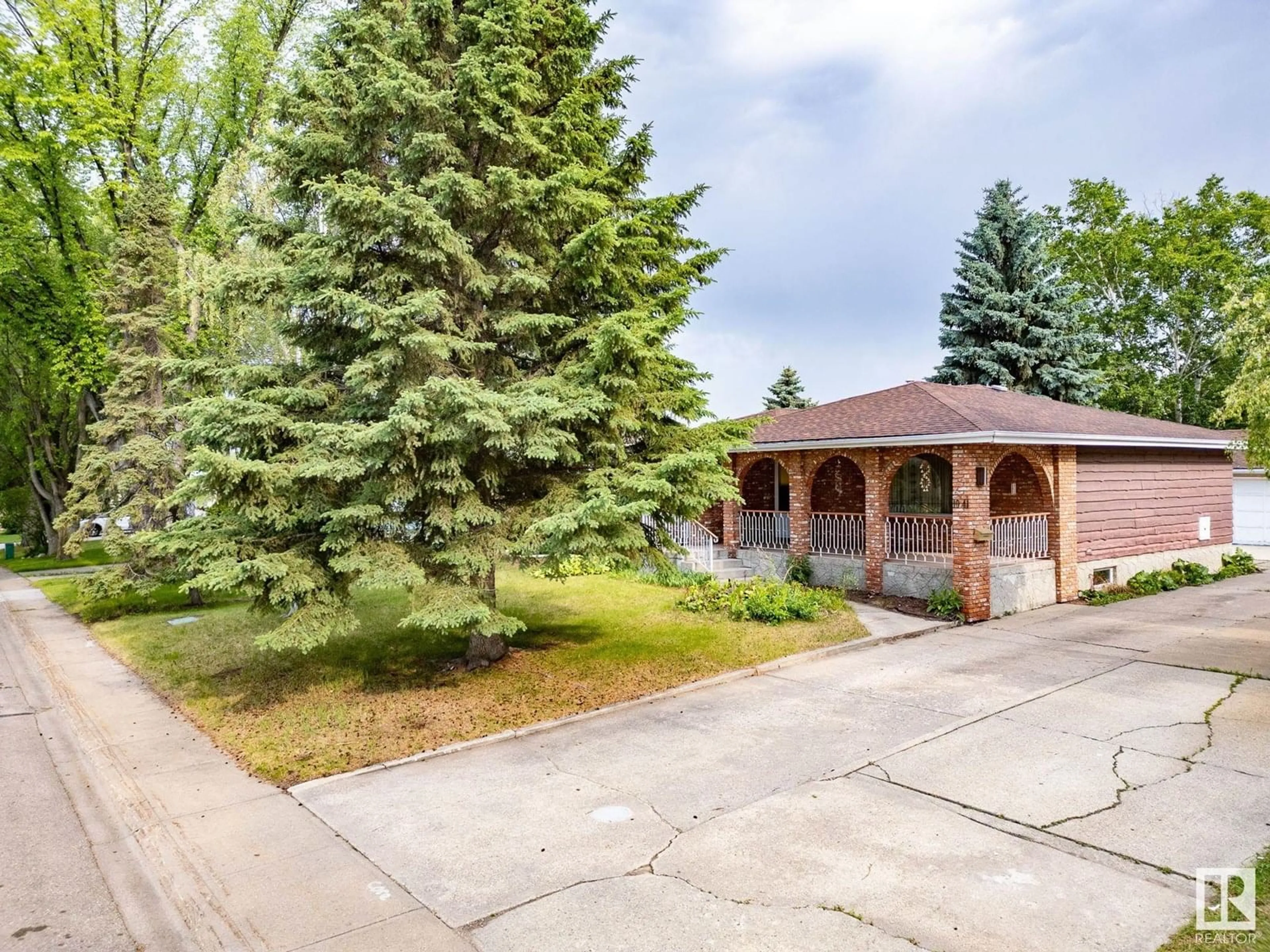 Unknown for 1041 MOYER DR, Sherwood Park Alberta T8A1E7