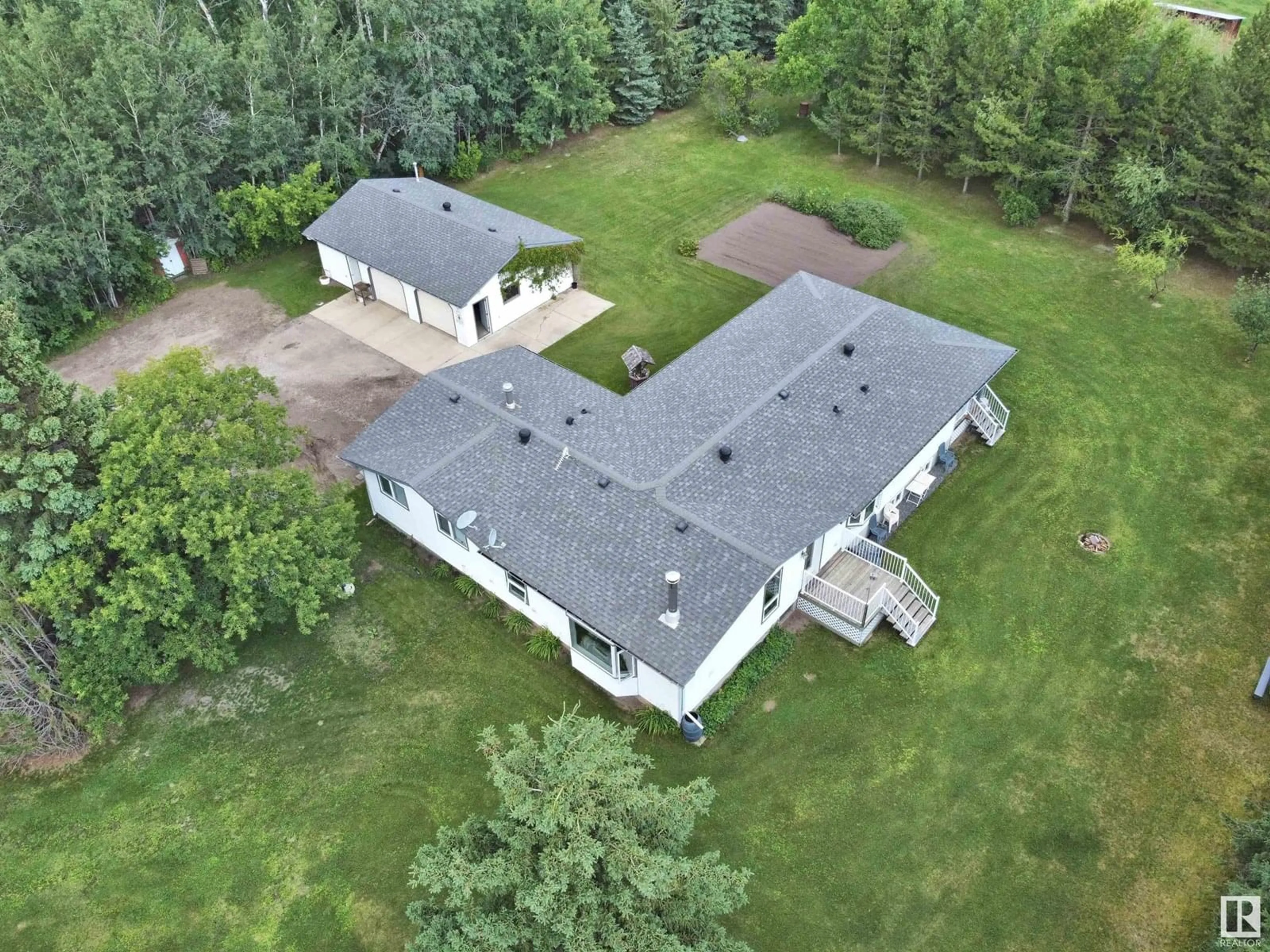 A pic from outside/outdoor area/front of a property/back of a property/a pic from drone, building for 57015 RGE RD 271, Rural Sturgeon County Alberta T8R1W9