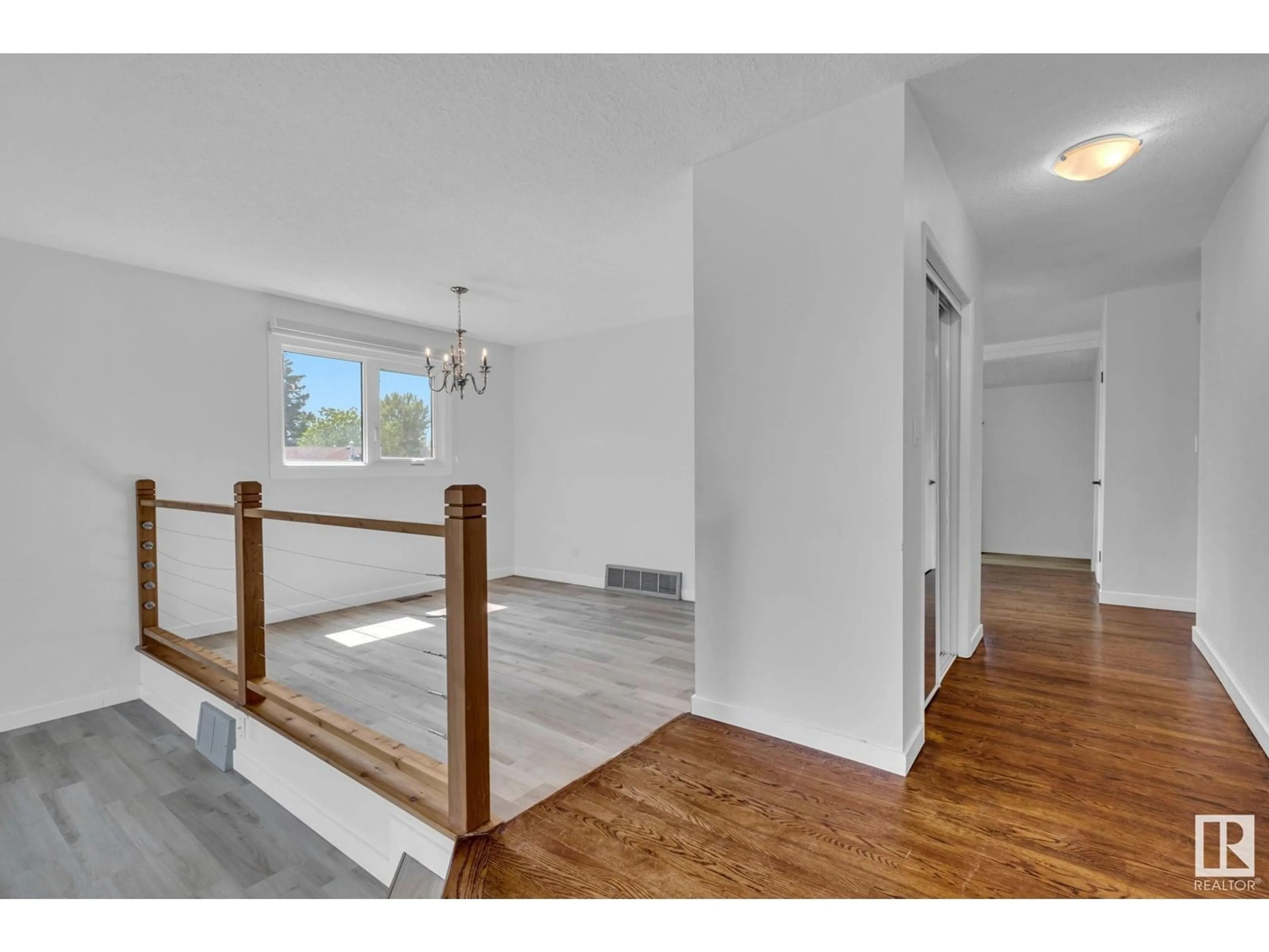 Indoor entryway for 2088 74 ST, Edmonton Alberta T6K2L4