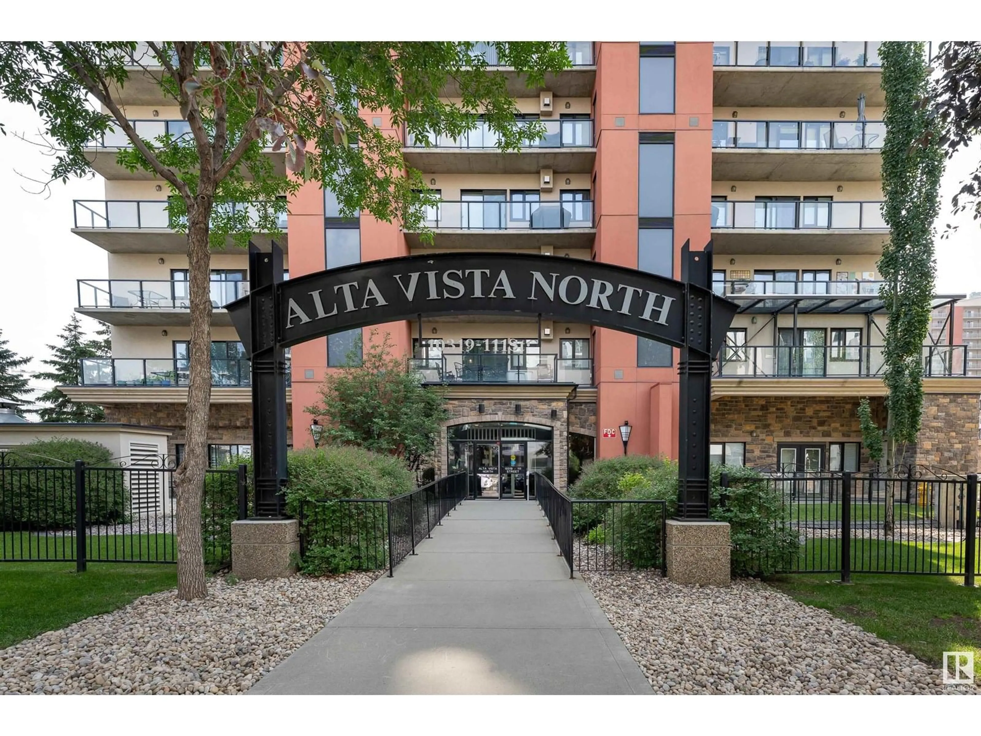 Indoor foyer for 10319 - 903 111 ST NW, Edmonton Alberta T5K0A2