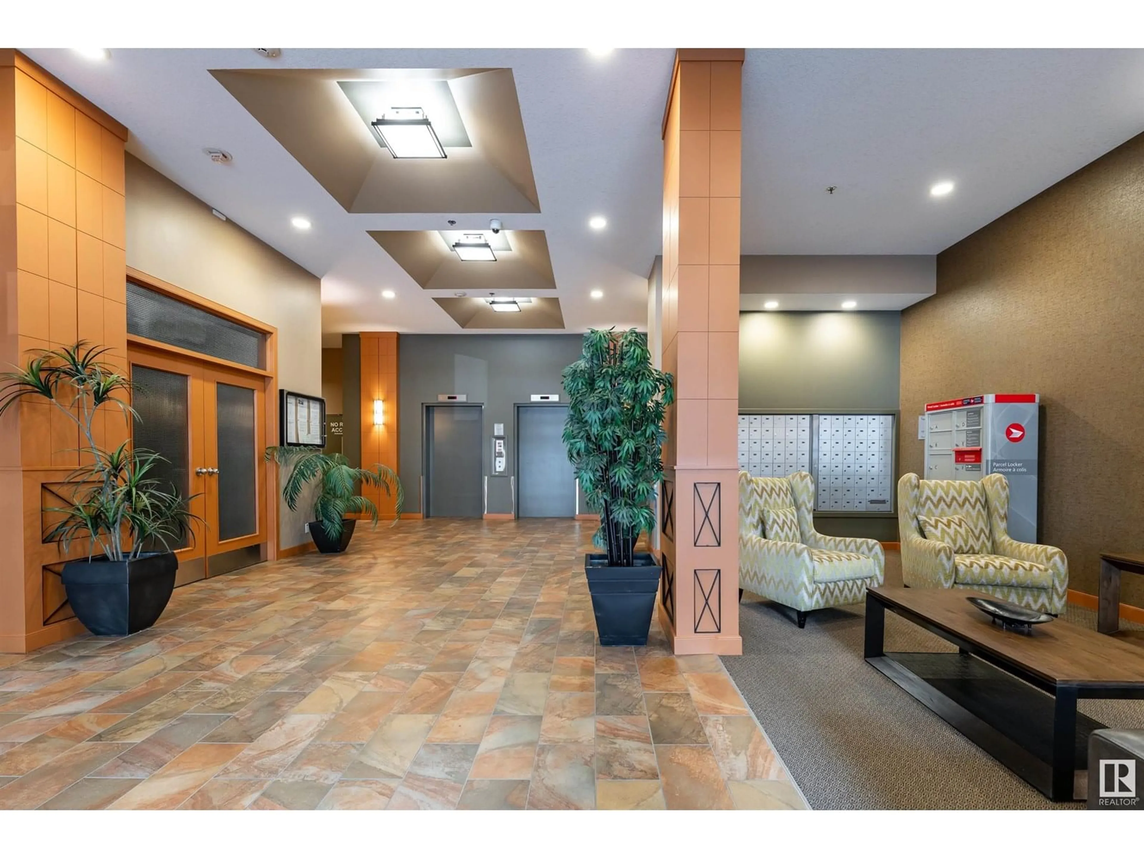 Indoor foyer for 10319 - 903 111 ST NW, Edmonton Alberta T5K0A2