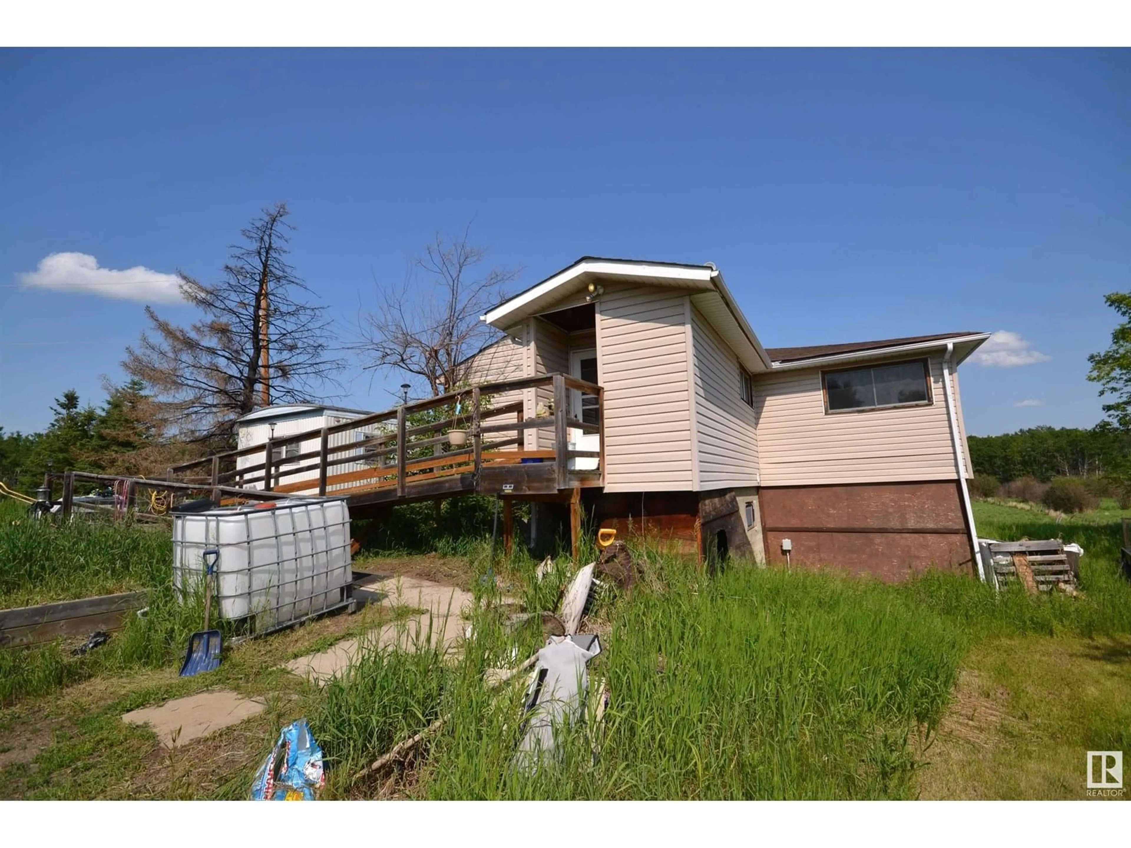 A pic from outside/outdoor area/front of a property/back of a property/a pic from drone, building for 53049 RGE ROAD 215, Rural Strathcona County Alberta T8E2E5
