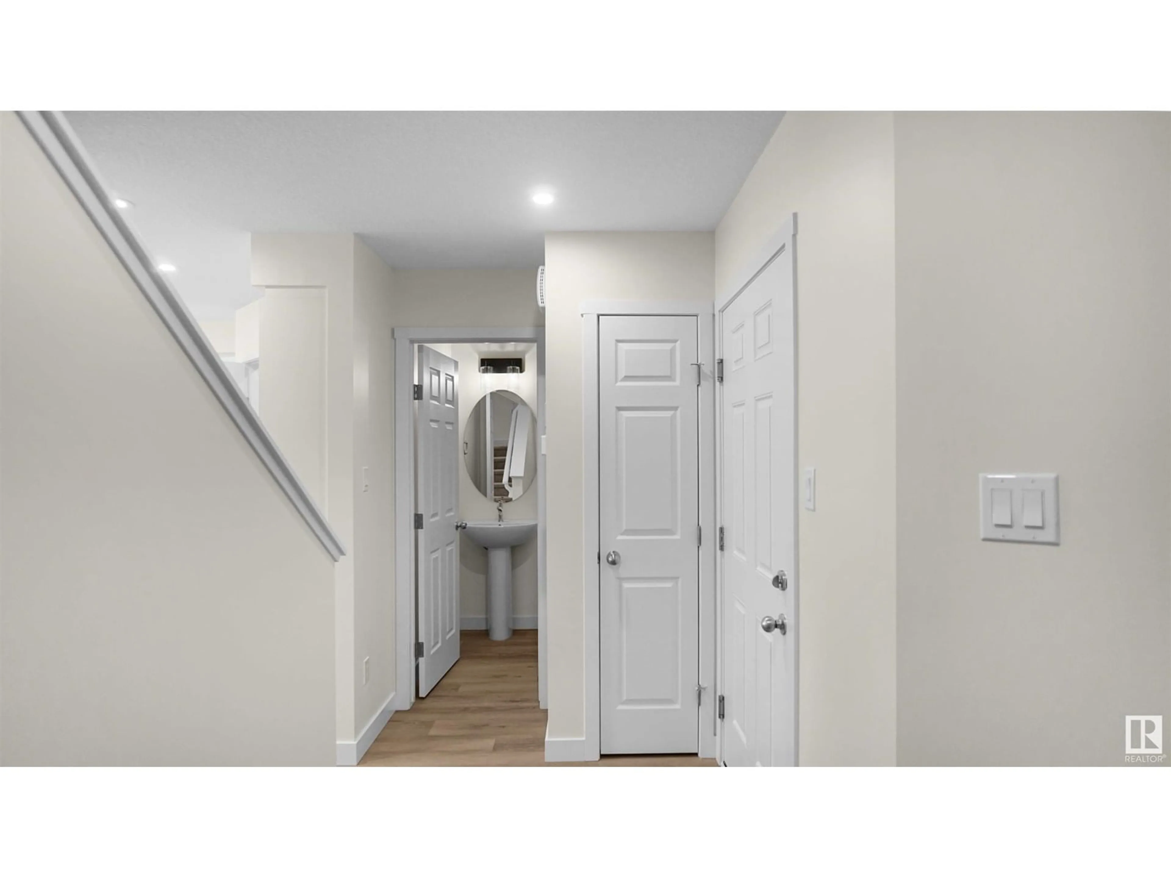 Indoor entryway for SW - 8901 CARSON WY, Edmonton Alberta T6W5H8
