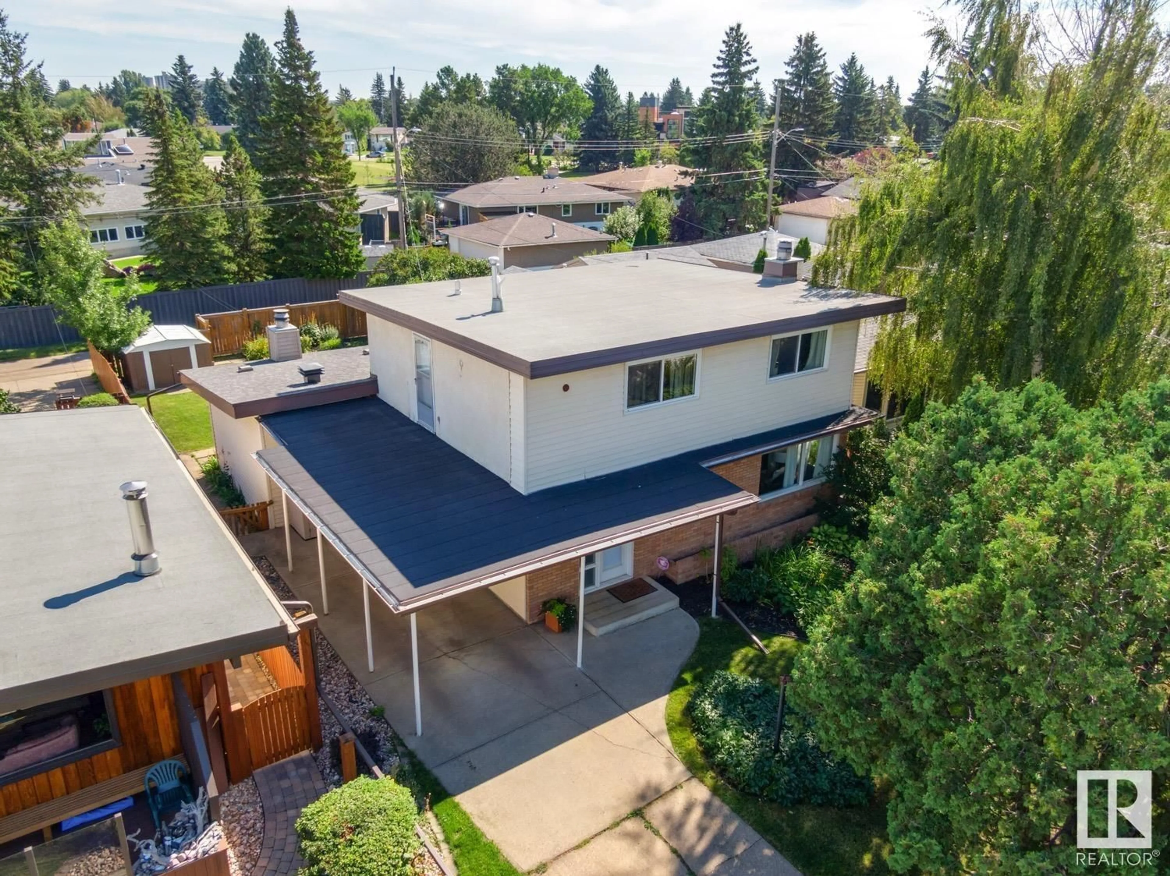 A pic from outside/outdoor area/front of a property/back of a property/a pic from drone, street for NW - 4907 114B ST, Edmonton Alberta T6H3N2