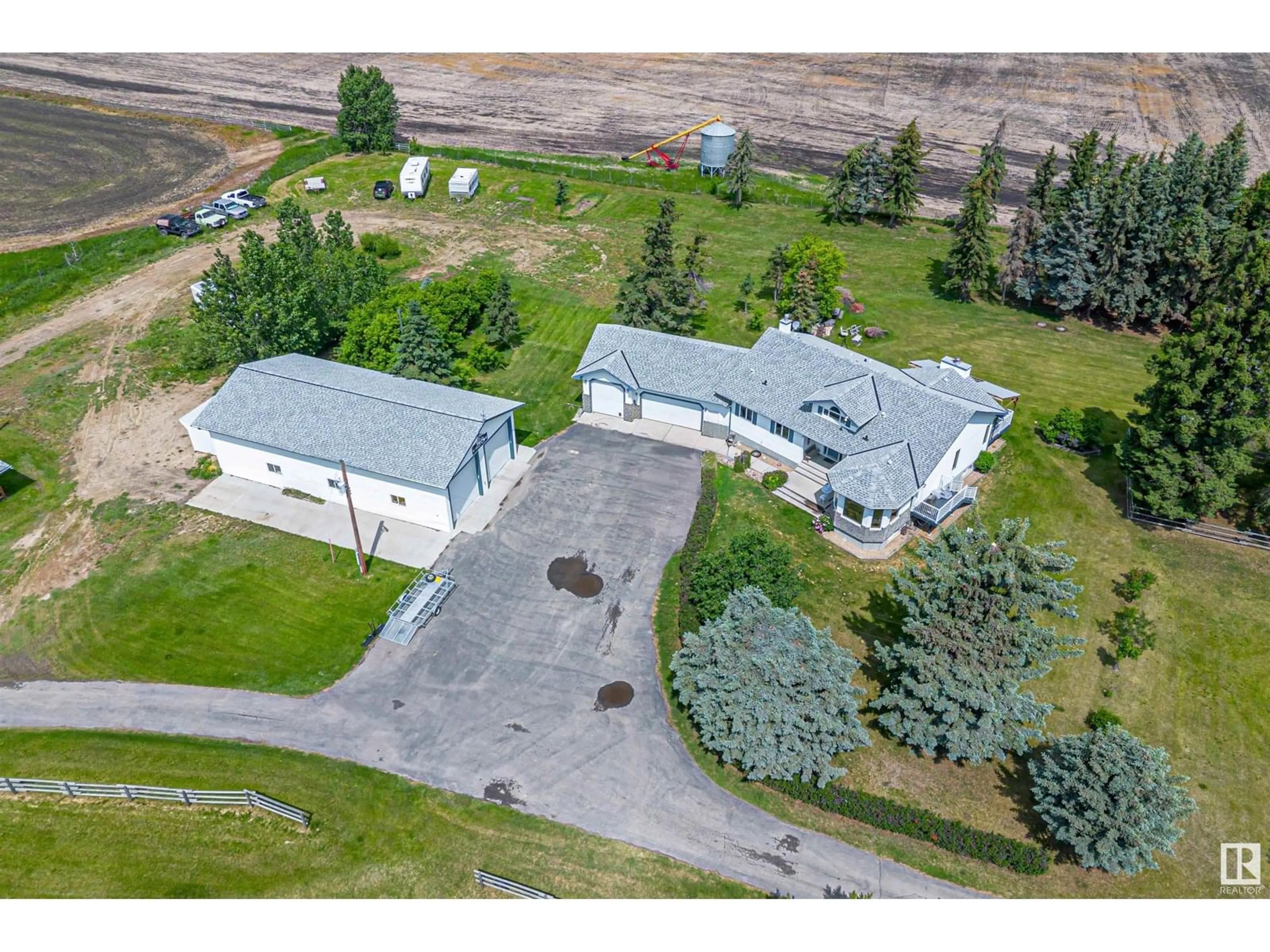 A pic from outside/outdoor area/front of a property/back of a property/a pic from drone, unknown for 49238 RGE ROAD 253, Rural Leduc County Alberta T9E6M1
