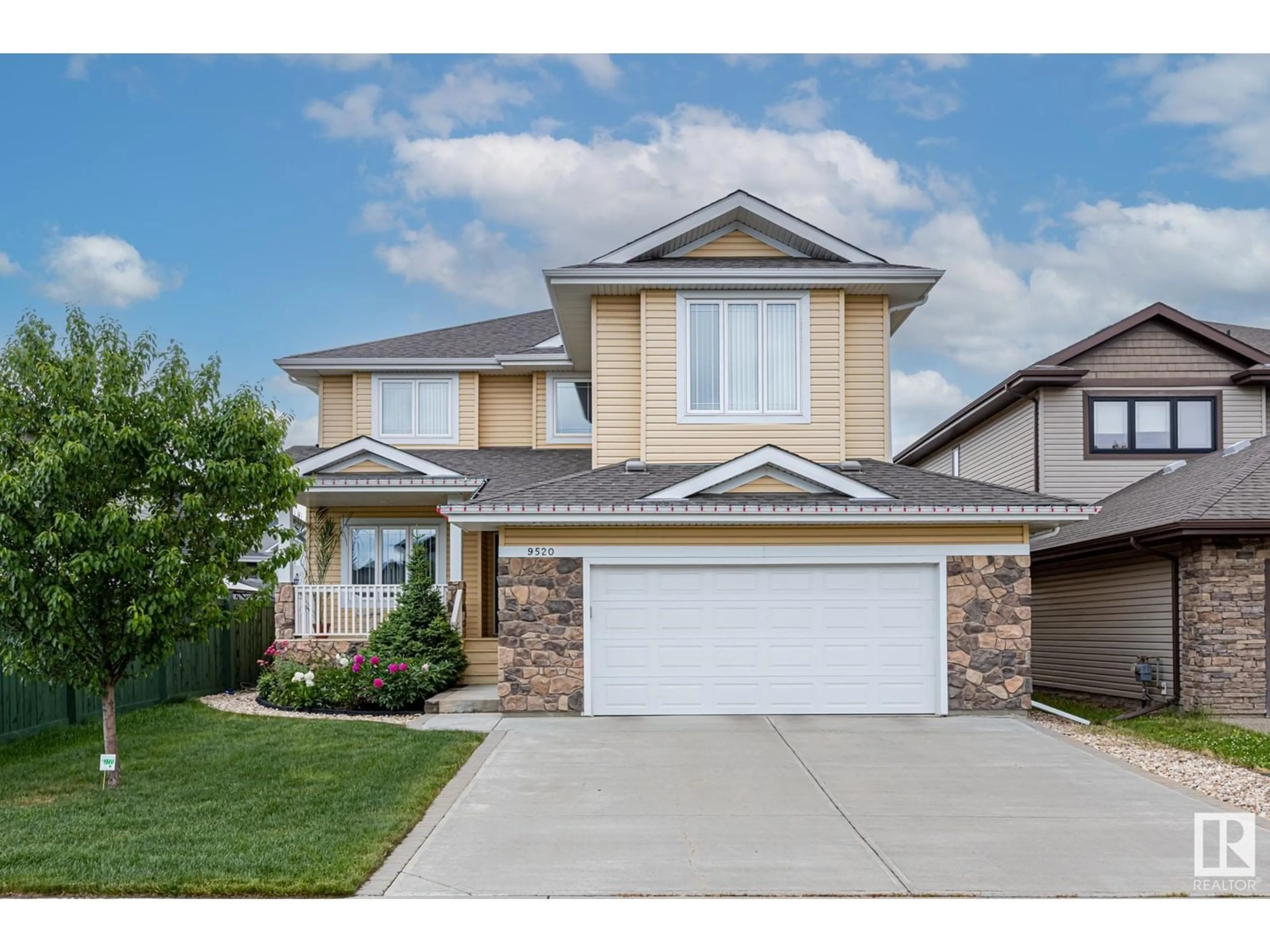 Home with vinyl exterior material, street for 9520 206 ST, Edmonton Alberta T5T4P1