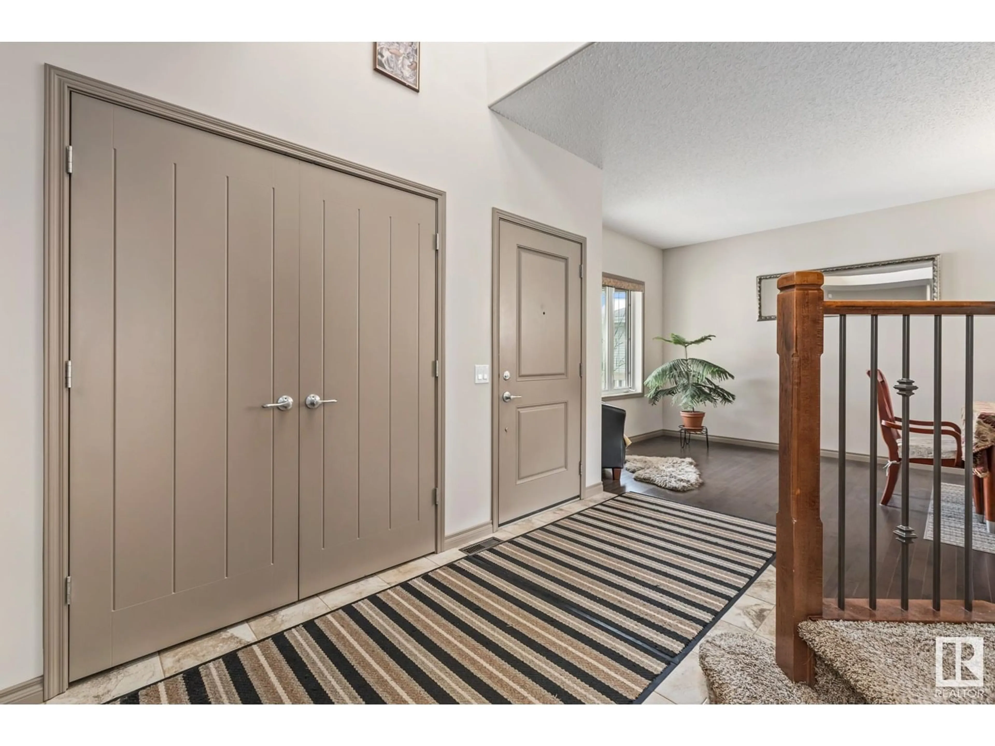 Indoor entryway for 9520 206 ST, Edmonton Alberta T5T4P1