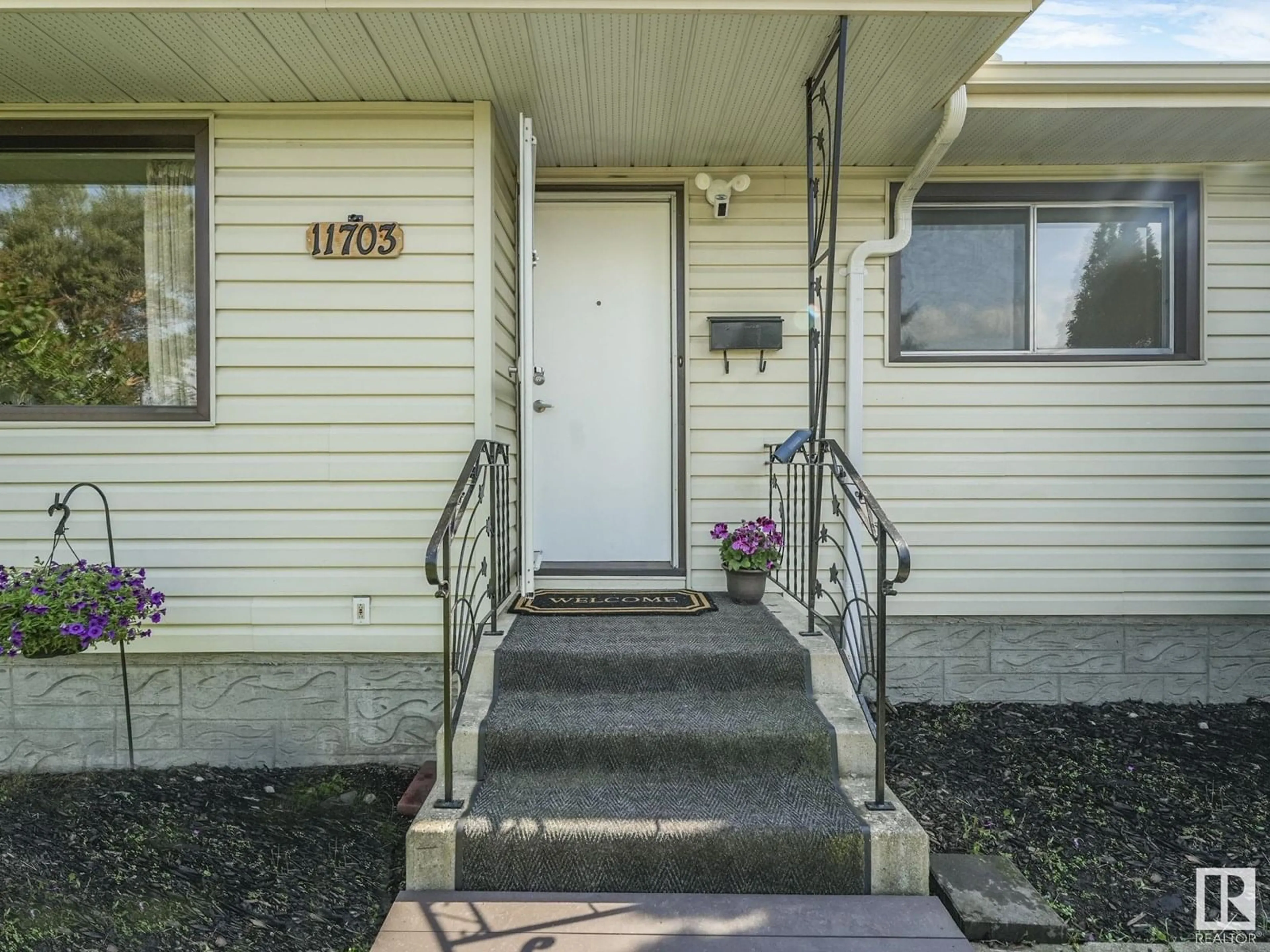 Indoor entryway for 11703 46 AV, Edmonton Alberta T6H0A6