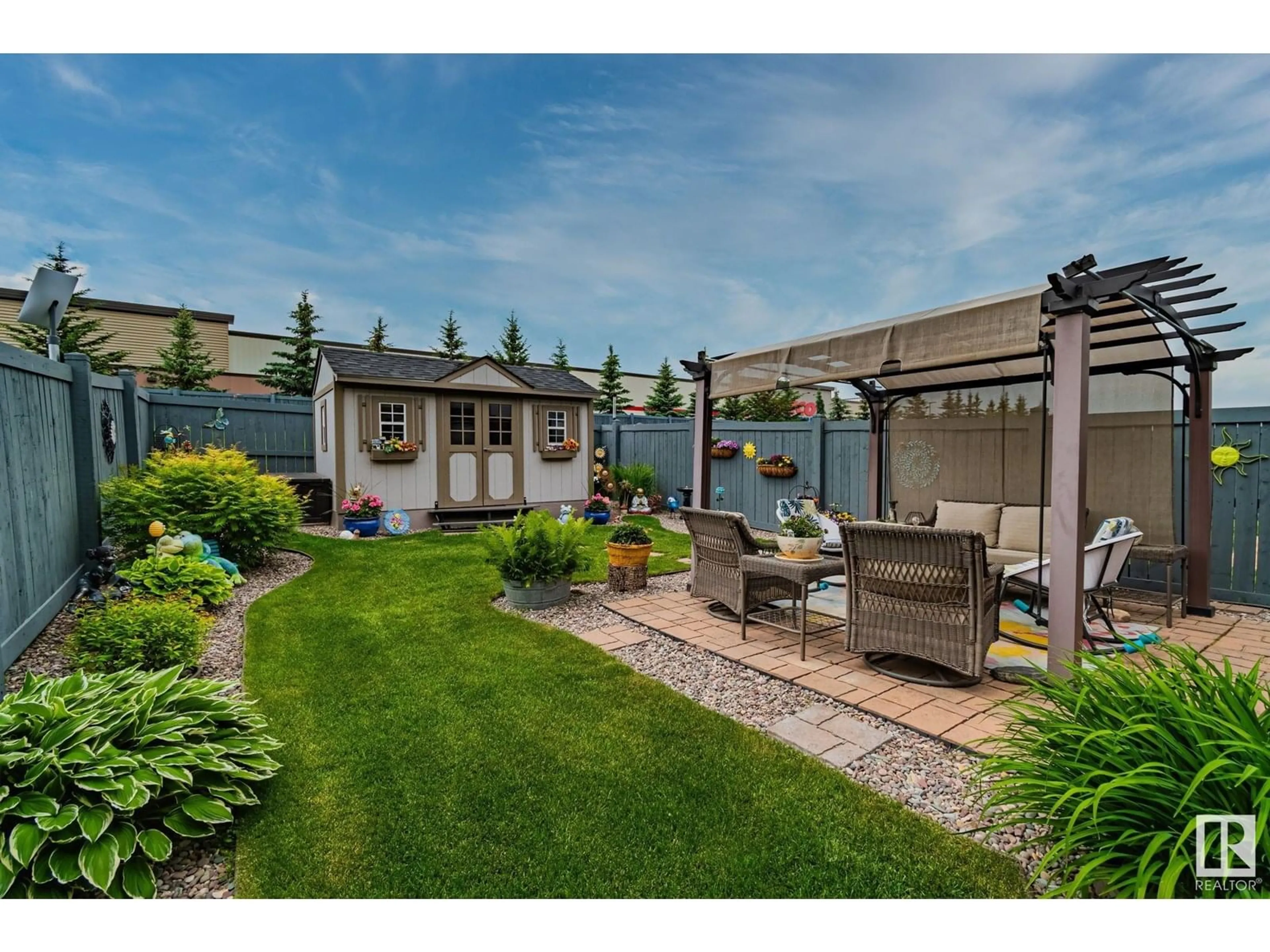Patio, street for 3909 GALLINGER LO, Edmonton Alberta T5T4G6