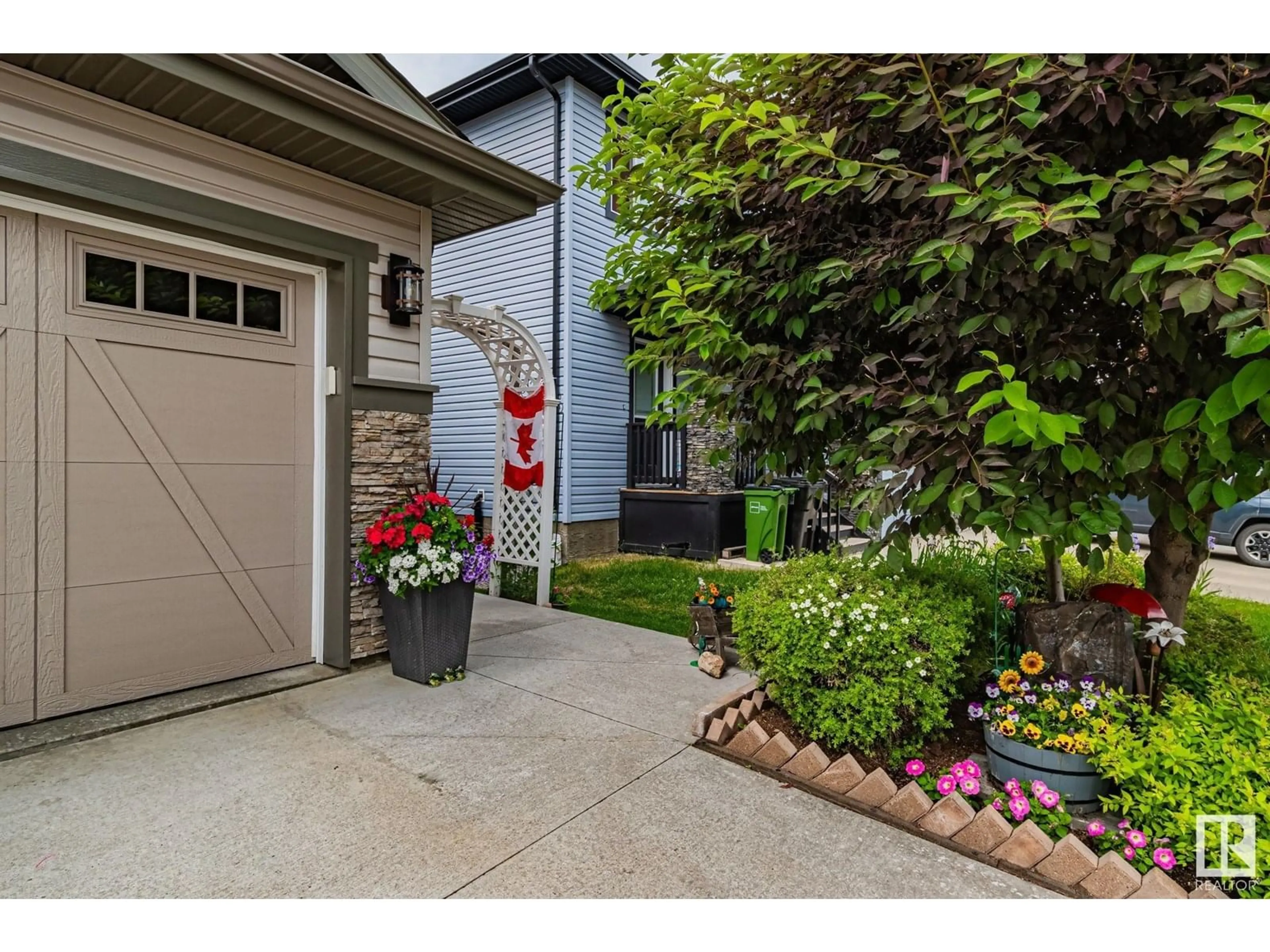 Indoor entryway for 3909 GALLINGER LO, Edmonton Alberta T5T4G6