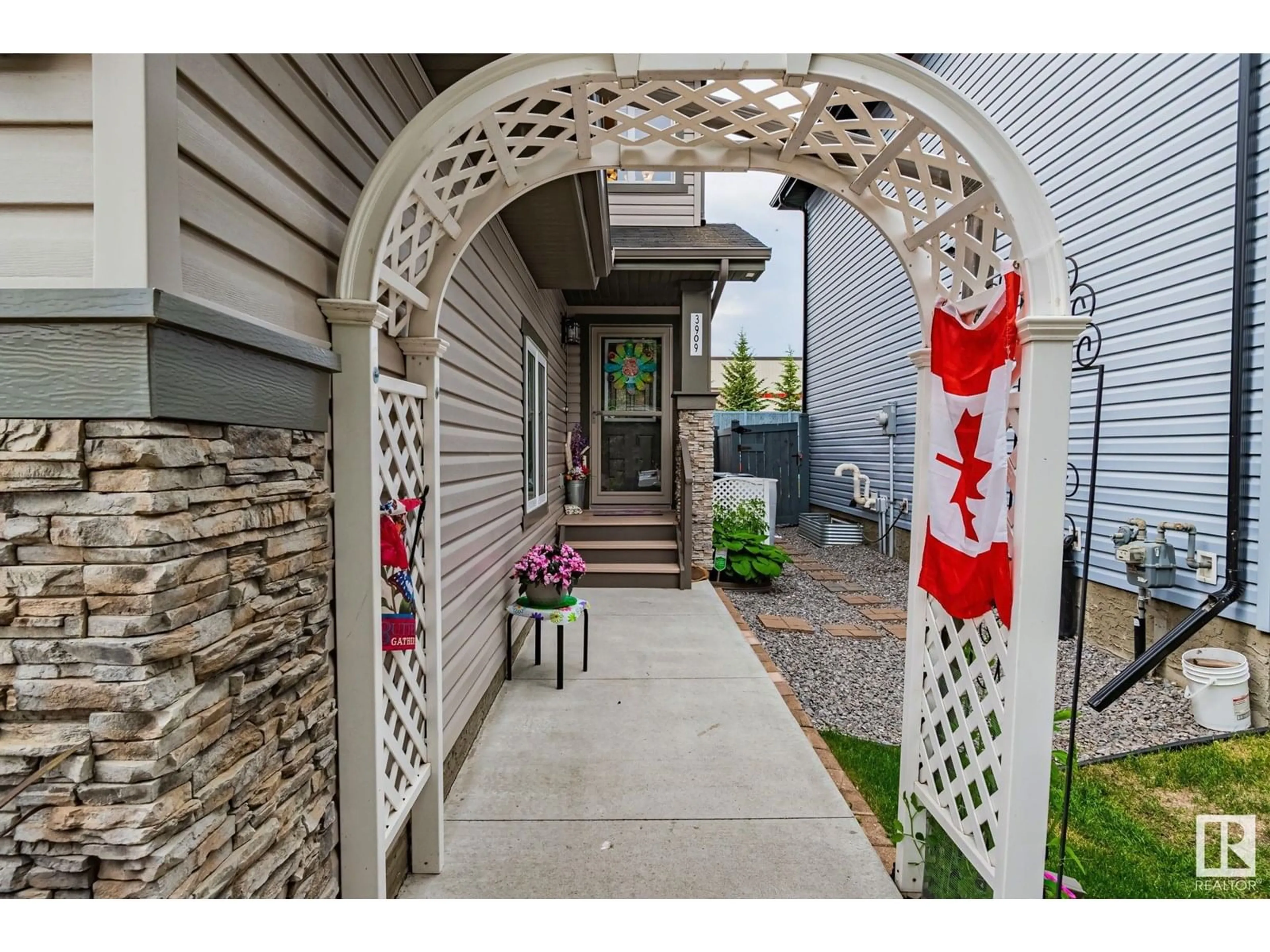 Indoor entryway for 3909 GALLINGER LO, Edmonton Alberta T5T4G6