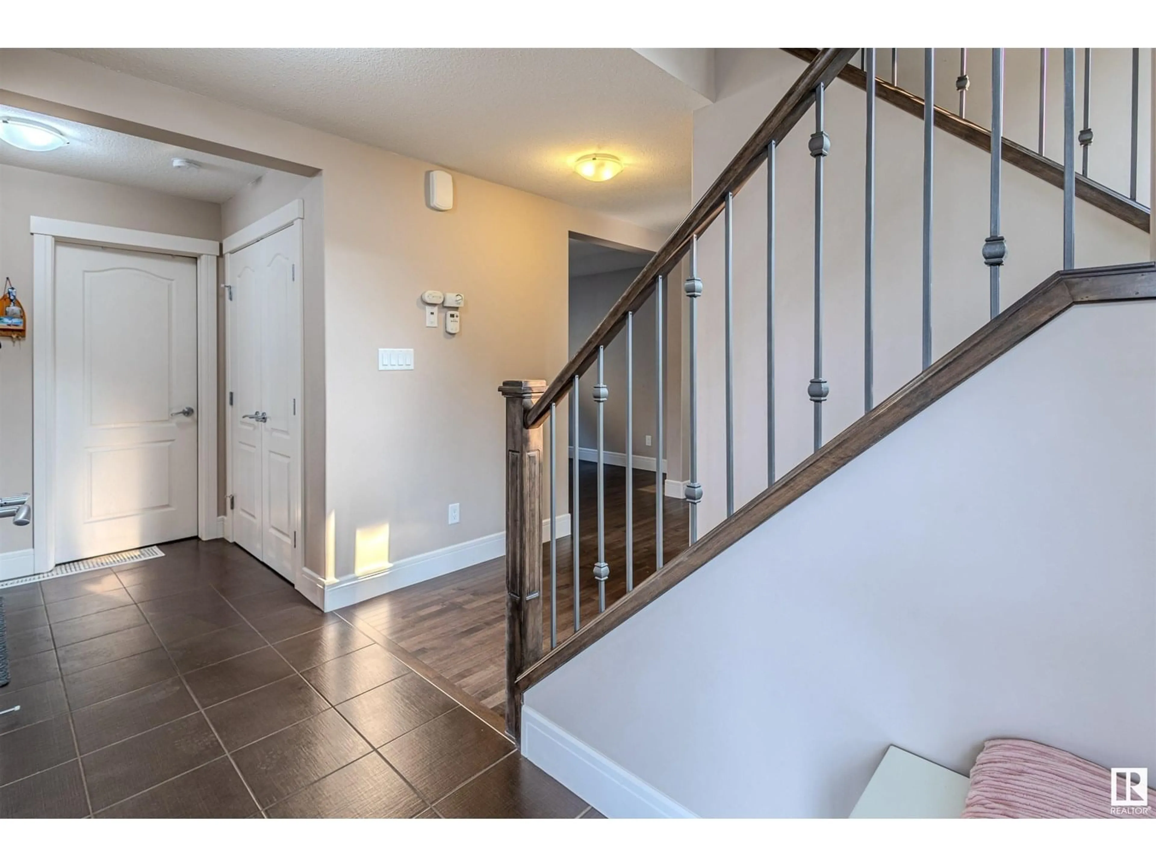 Indoor entryway for 1575 36 AV, Edmonton Alberta T6T0M5