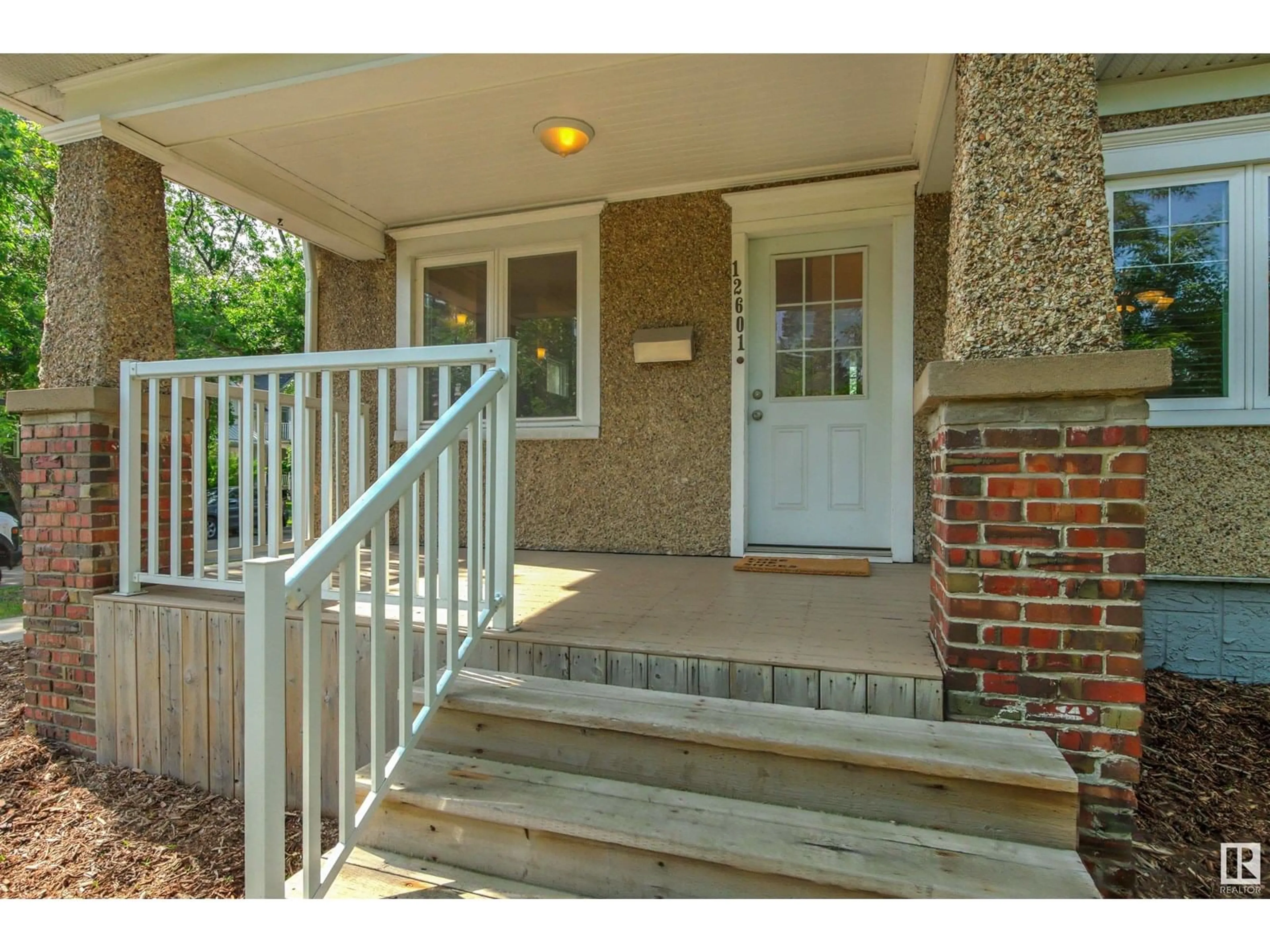 Indoor entryway for 12601 107 AV, Edmonton Alberta T5M1Z5