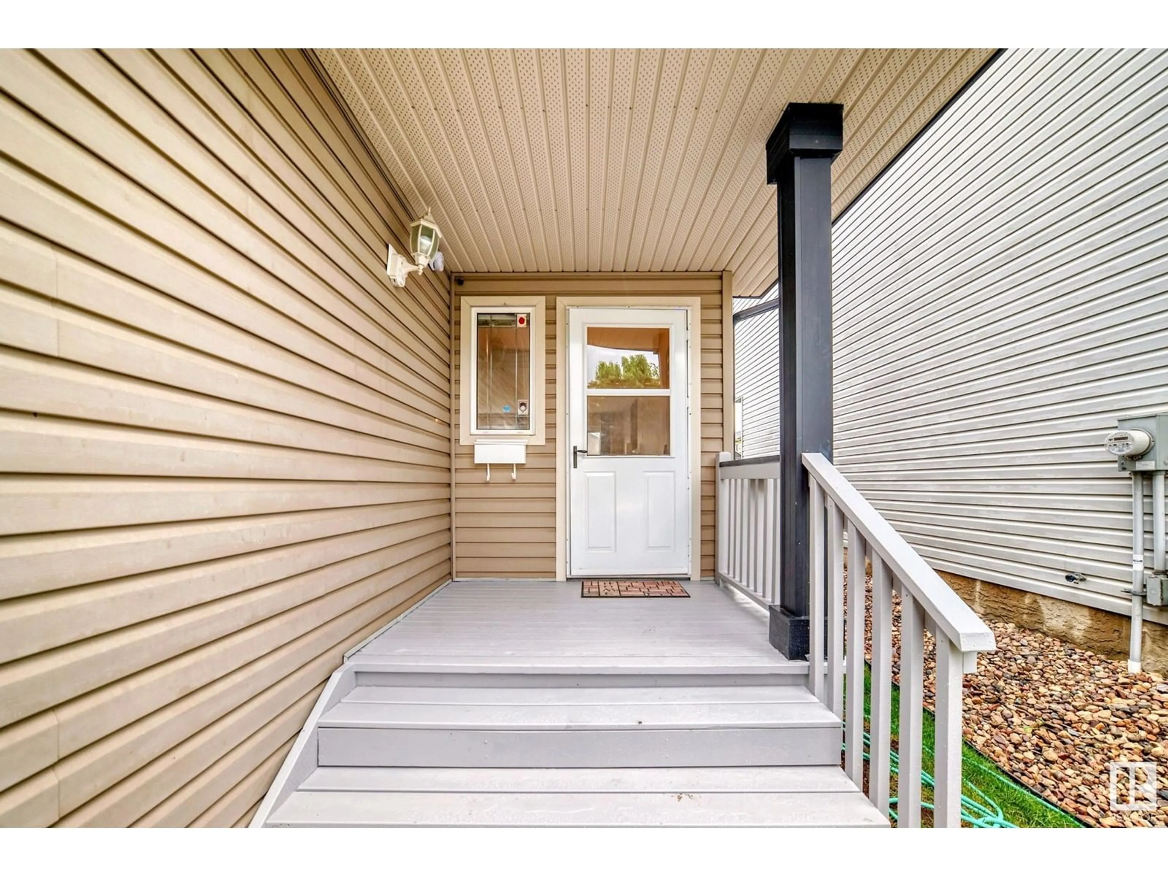 Indoor entryway for 413 85 ST, Edmonton Alberta T6X1H7