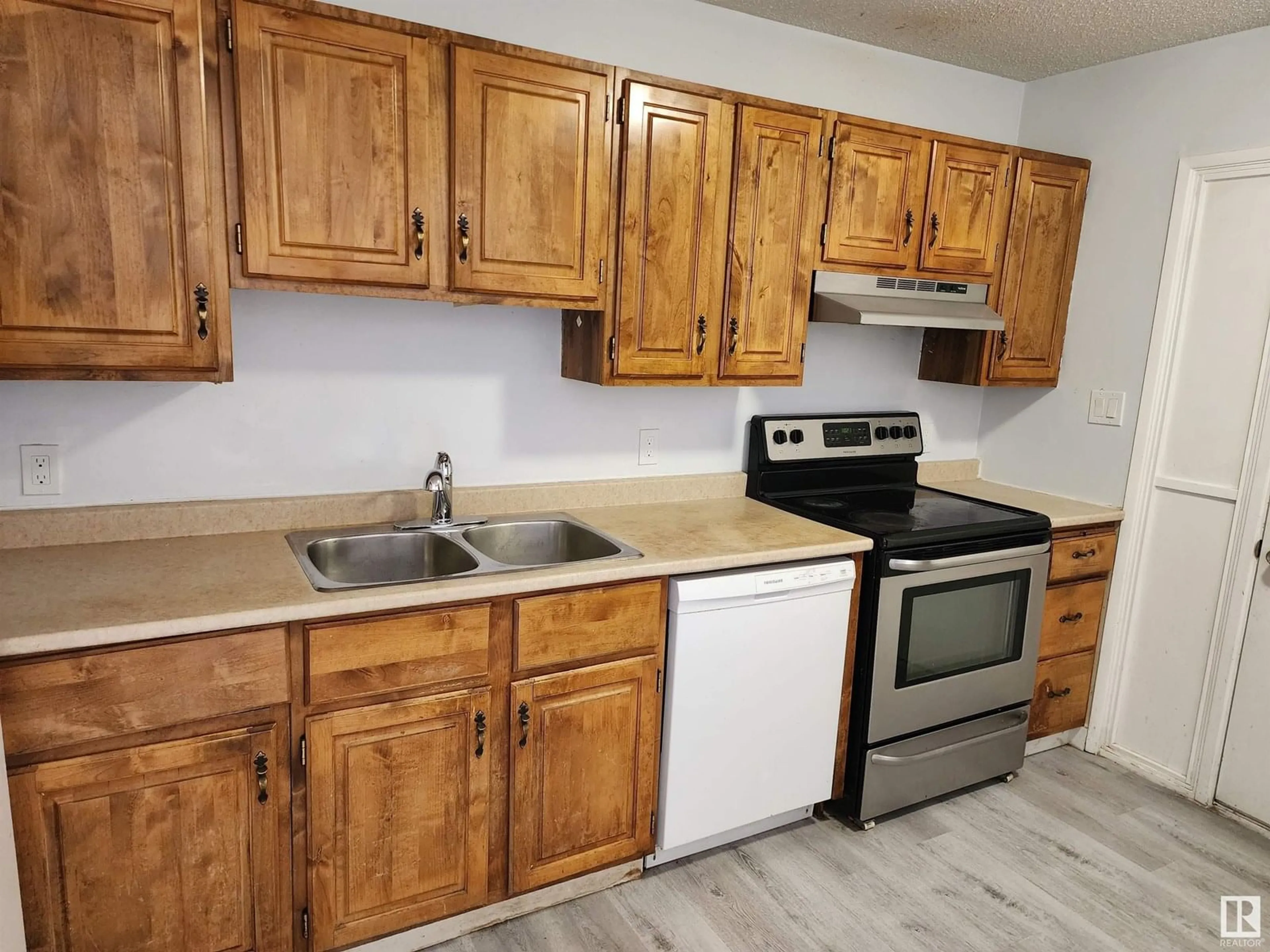 Standard kitchen, unknown for 613 MILLBOURNE RD E NW, Edmonton Alberta T6X3N3