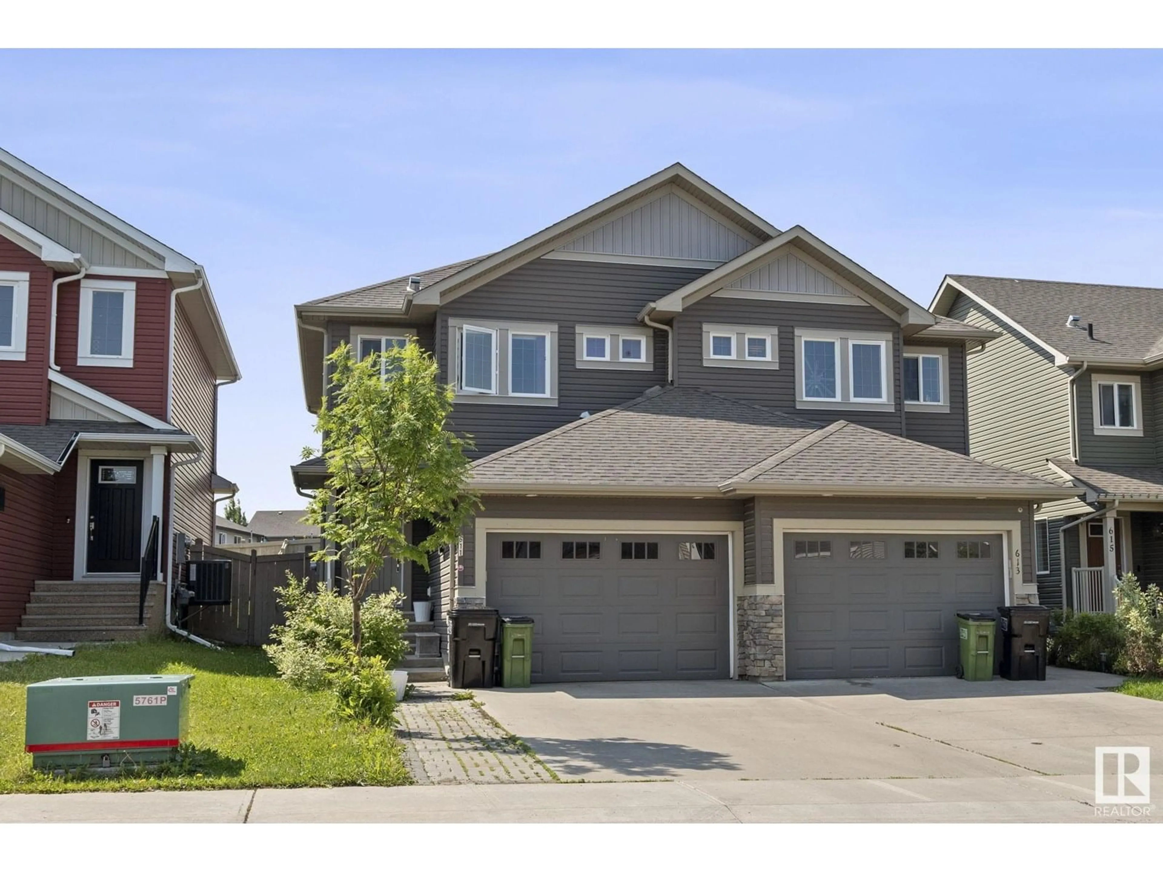 Home with vinyl exterior material, street for 611 40 AV, Edmonton Alberta T6T0T5