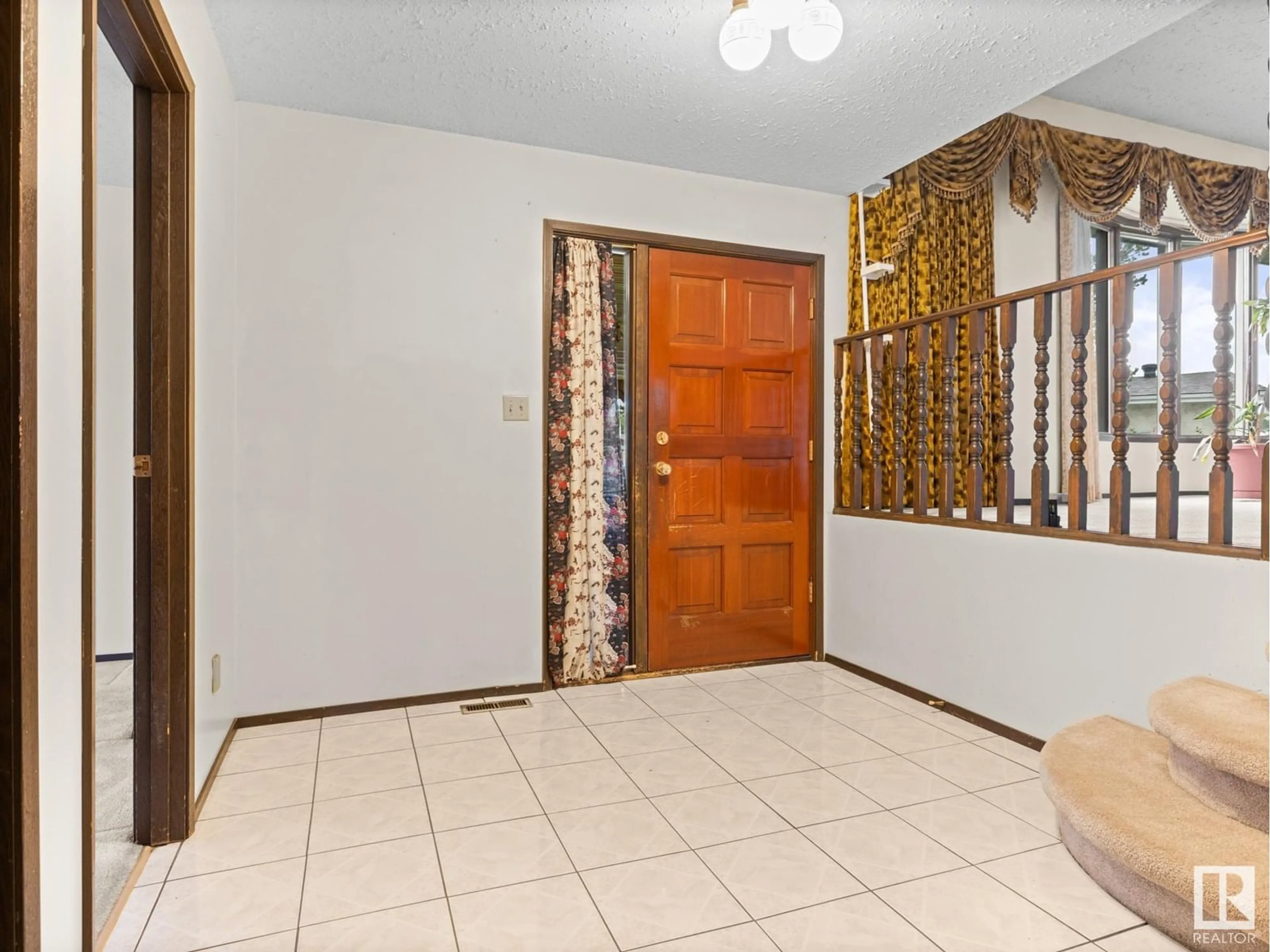 Indoor foyer for 10134 162A AV, Edmonton Alberta T5X2G2