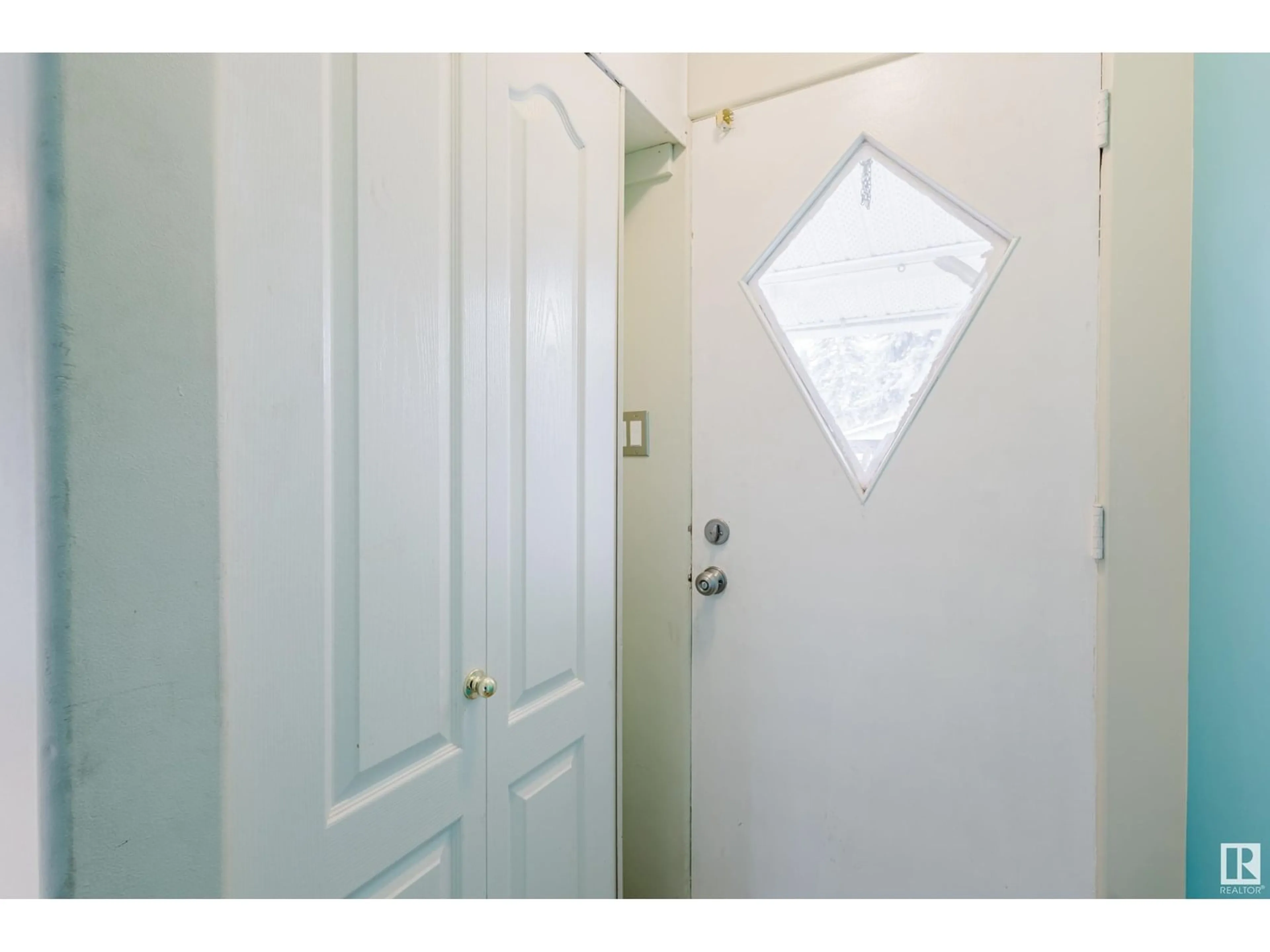 Indoor entryway for 9605 157 ST, Edmonton Alberta T5P2T1