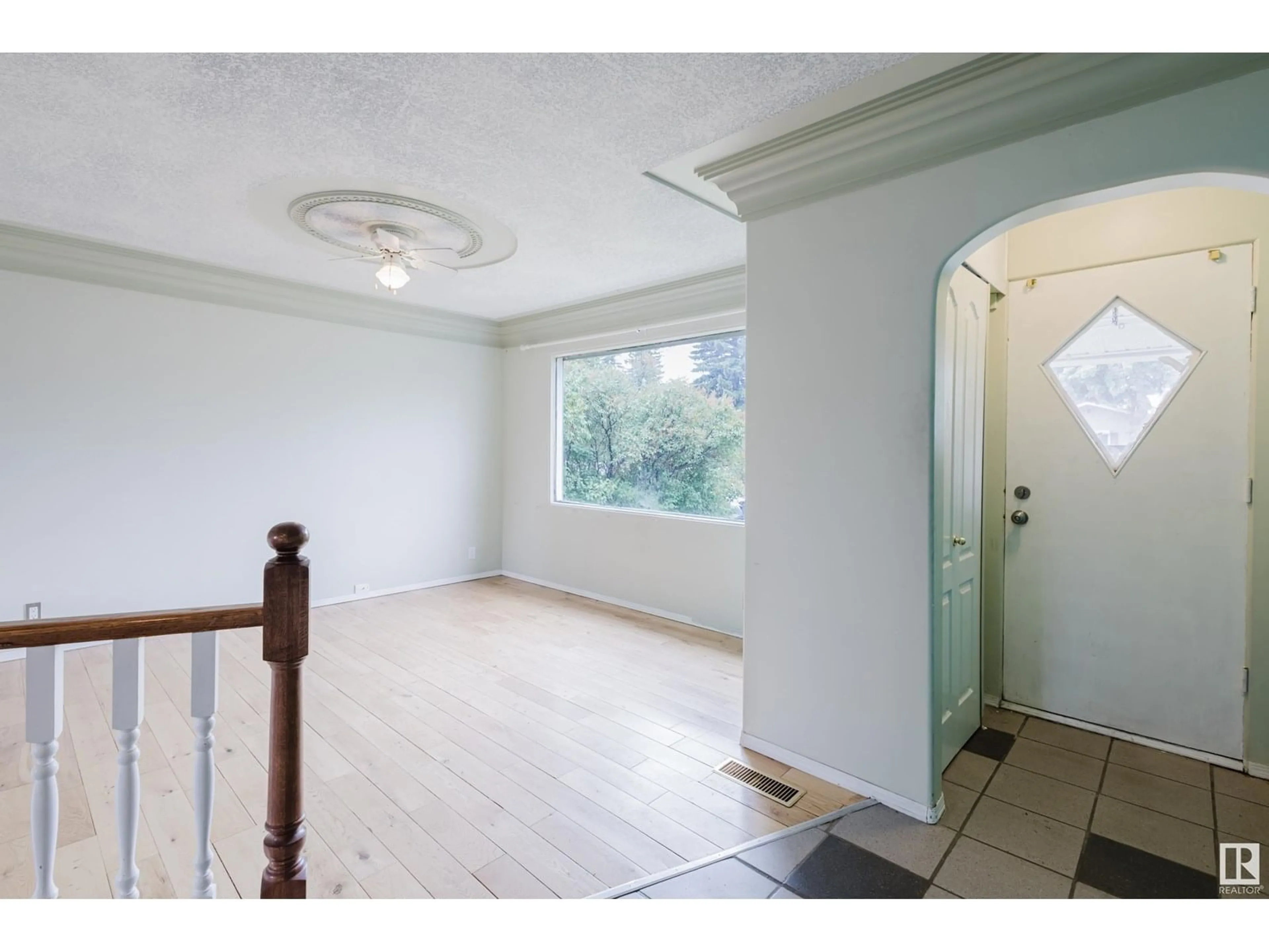 Indoor foyer for 9605 157 ST, Edmonton Alberta T5P2T1