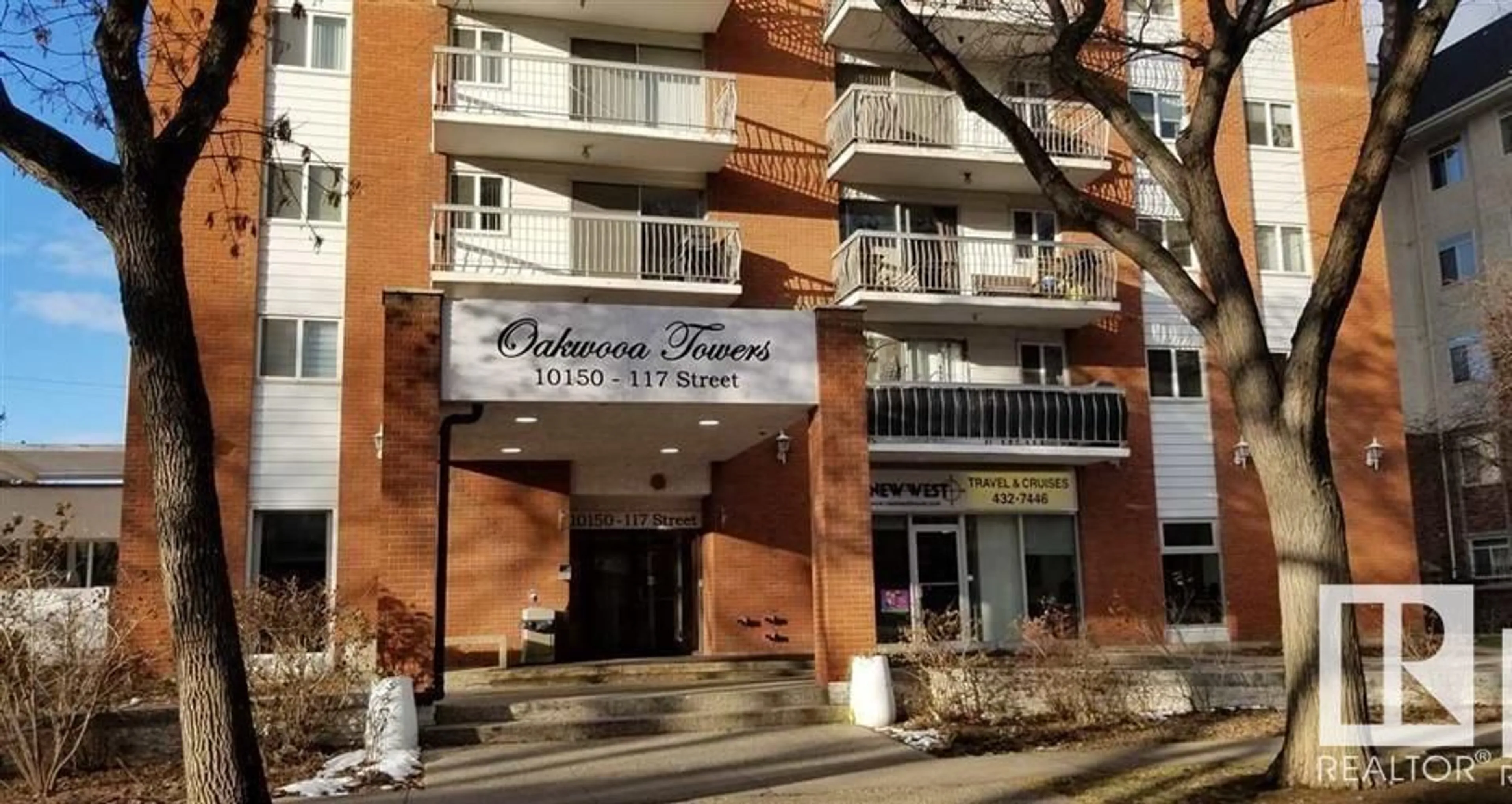 Indoor foyer for #1601 - 10150 117 ST, Edmonton Alberta T5K2J2