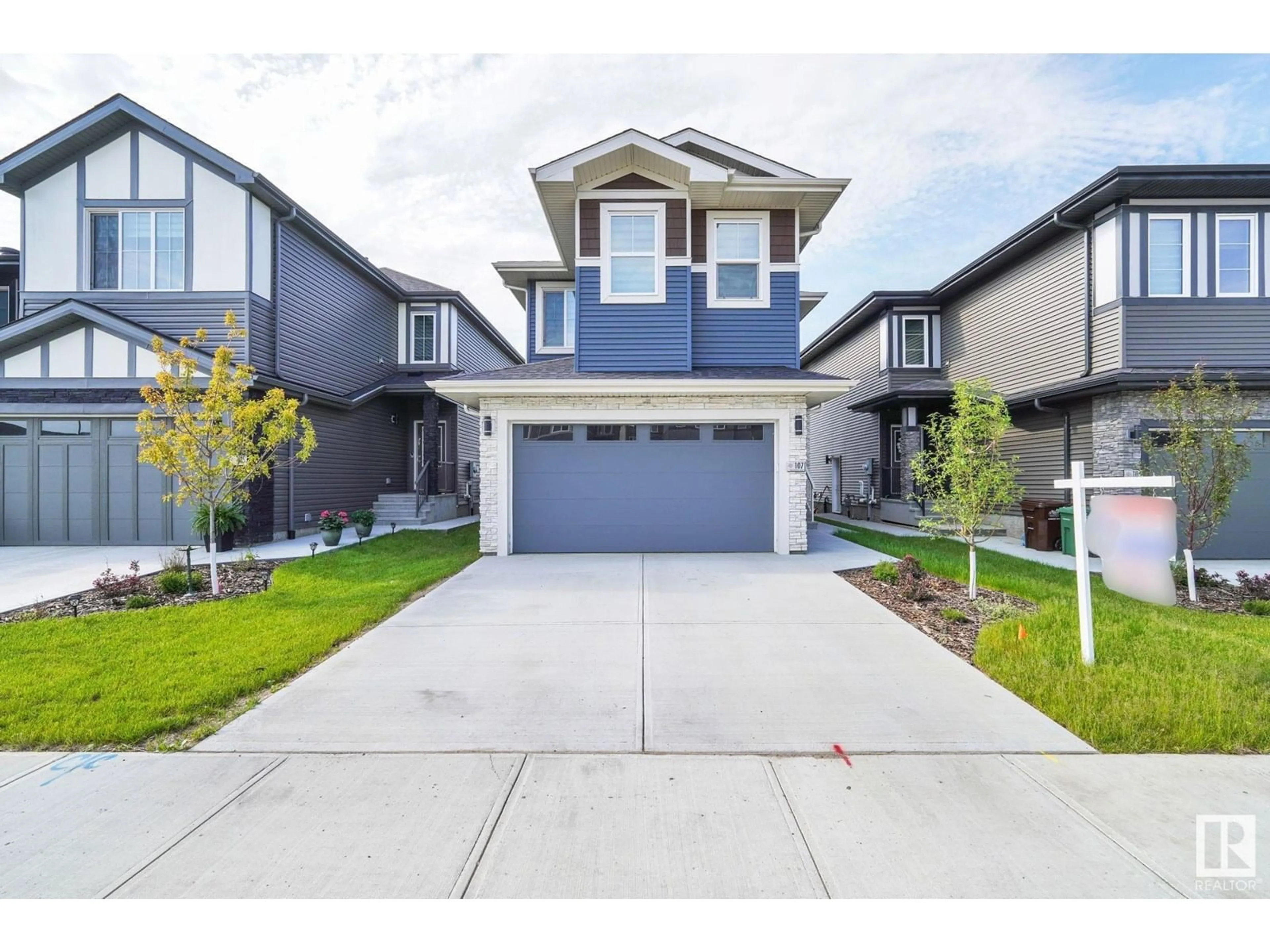 Home with vinyl exterior material, street for 107 EDGEFIELD WY, St. Albert Alberta T8N7Z9