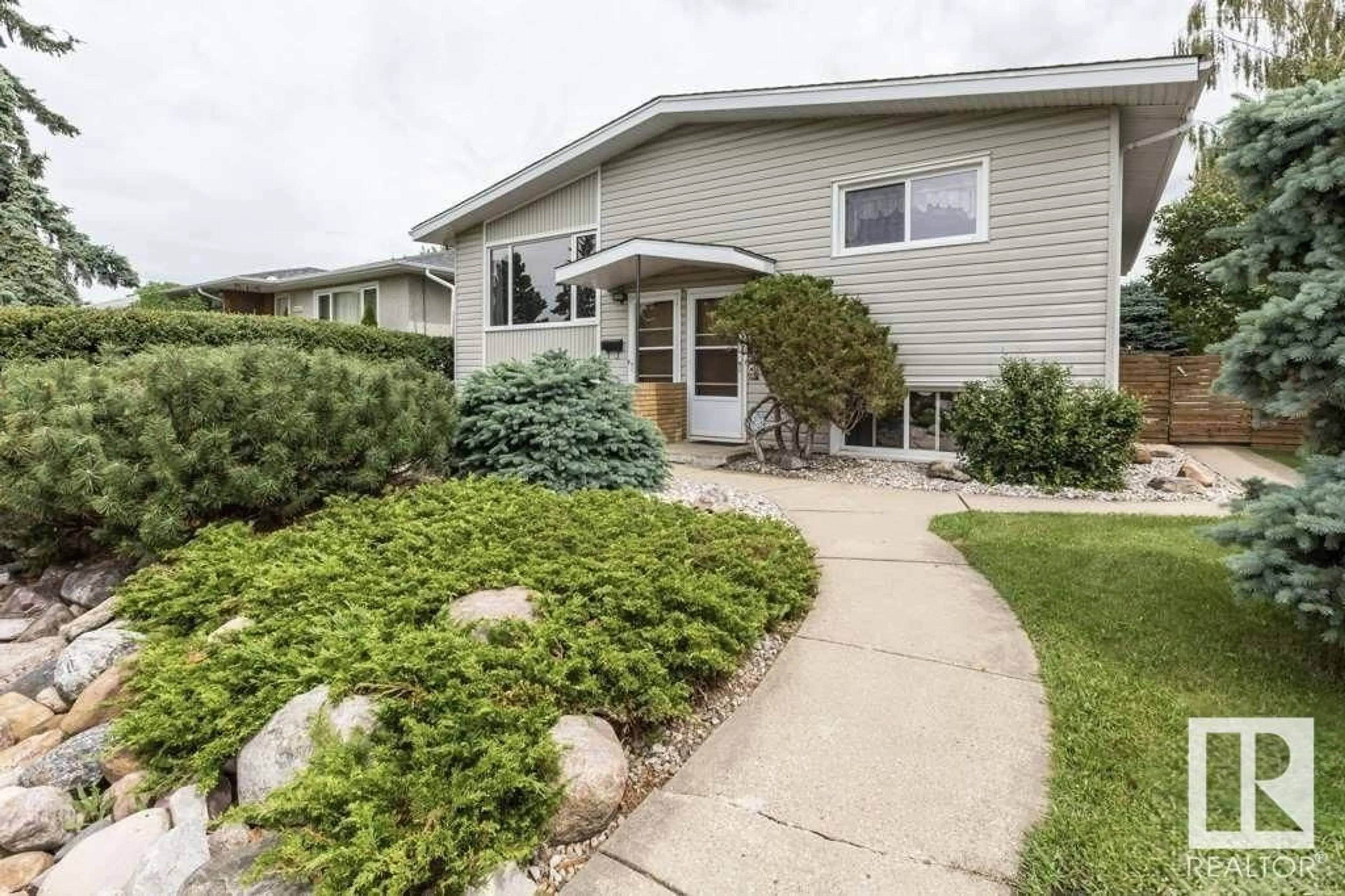 Home with vinyl exterior material, street for 17 - 13215 102 ST, Edmonton Alberta T5E4J7