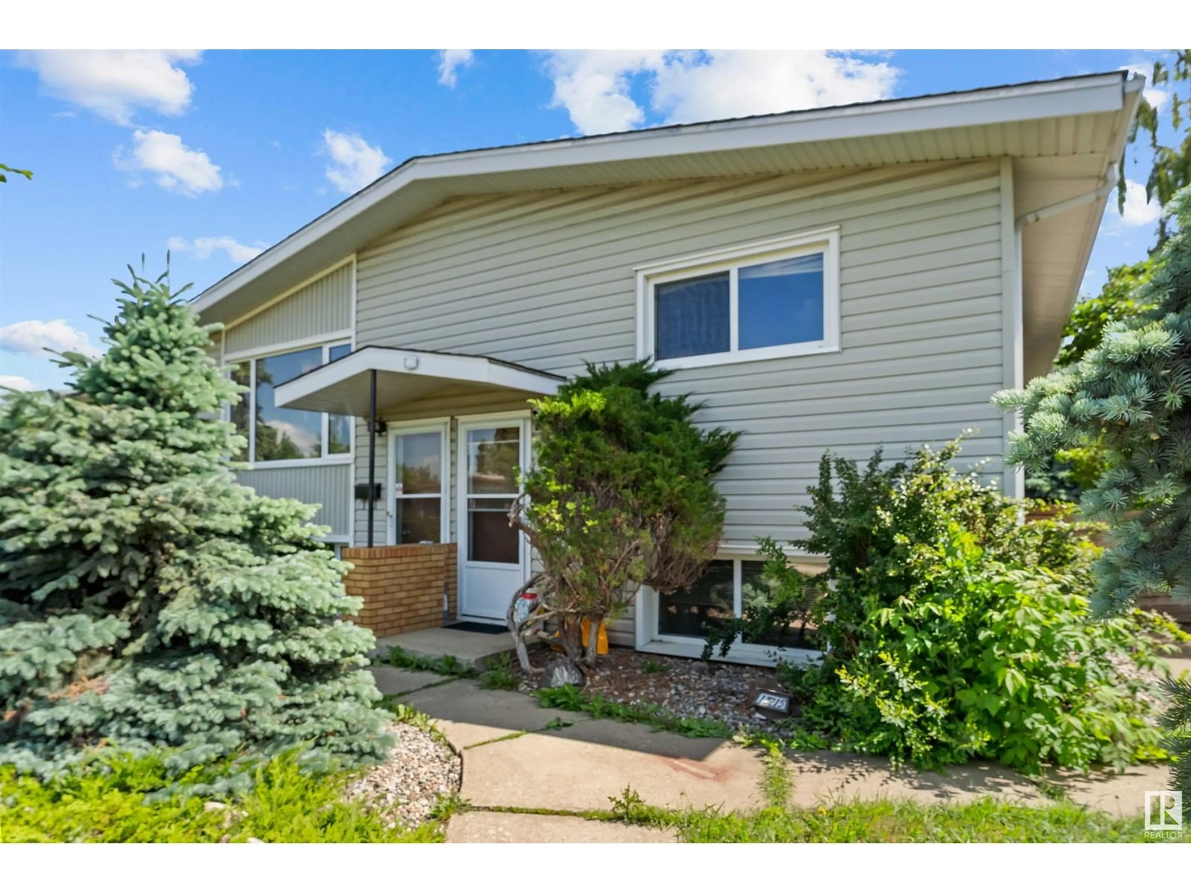 Home with vinyl exterior material, street for 17 - 13215 102 ST, Edmonton Alberta T5E4J7