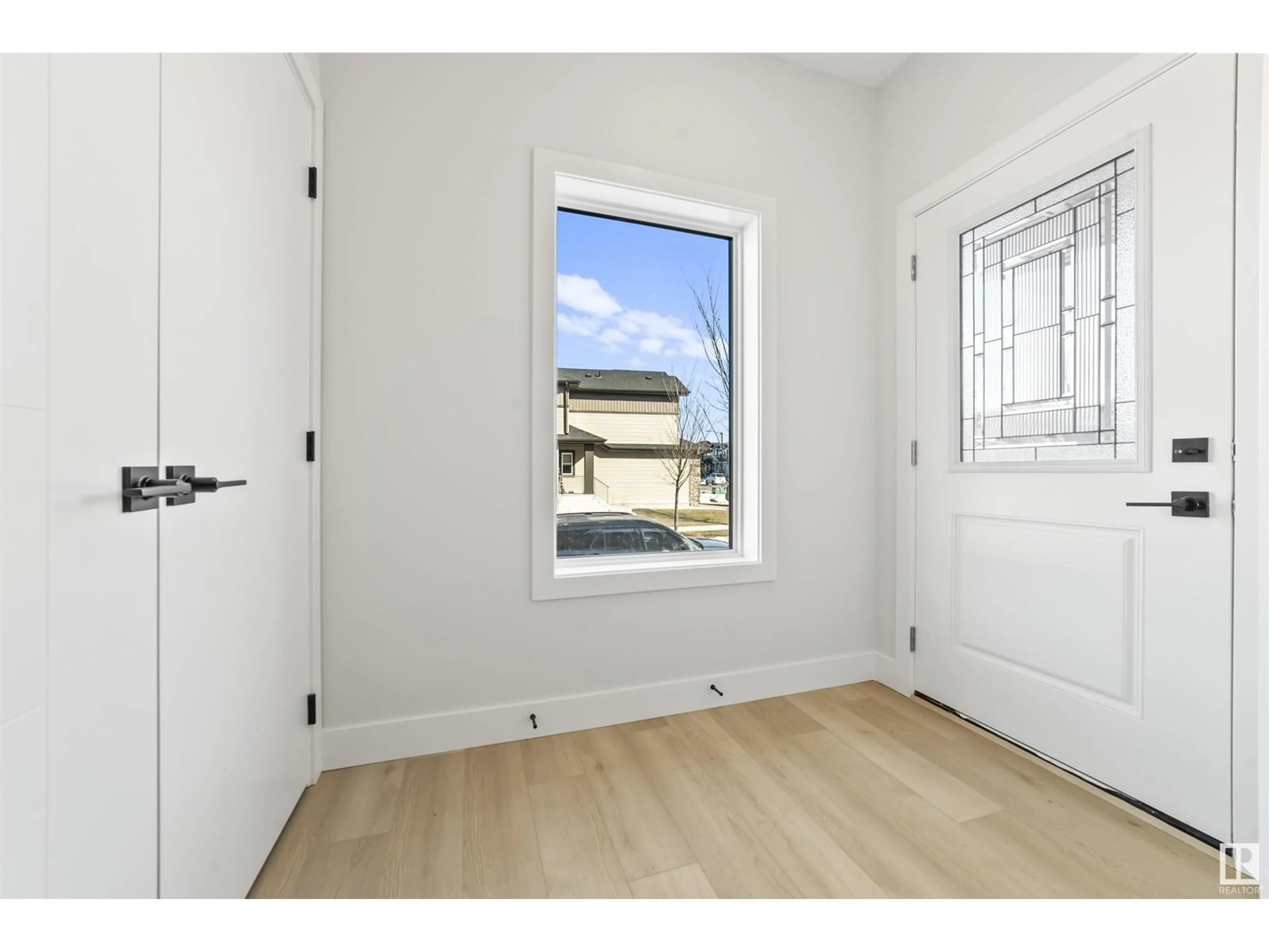 Indoor entryway for 204 CAVANAGH COMMON, Edmonton Alberta T6W4H4