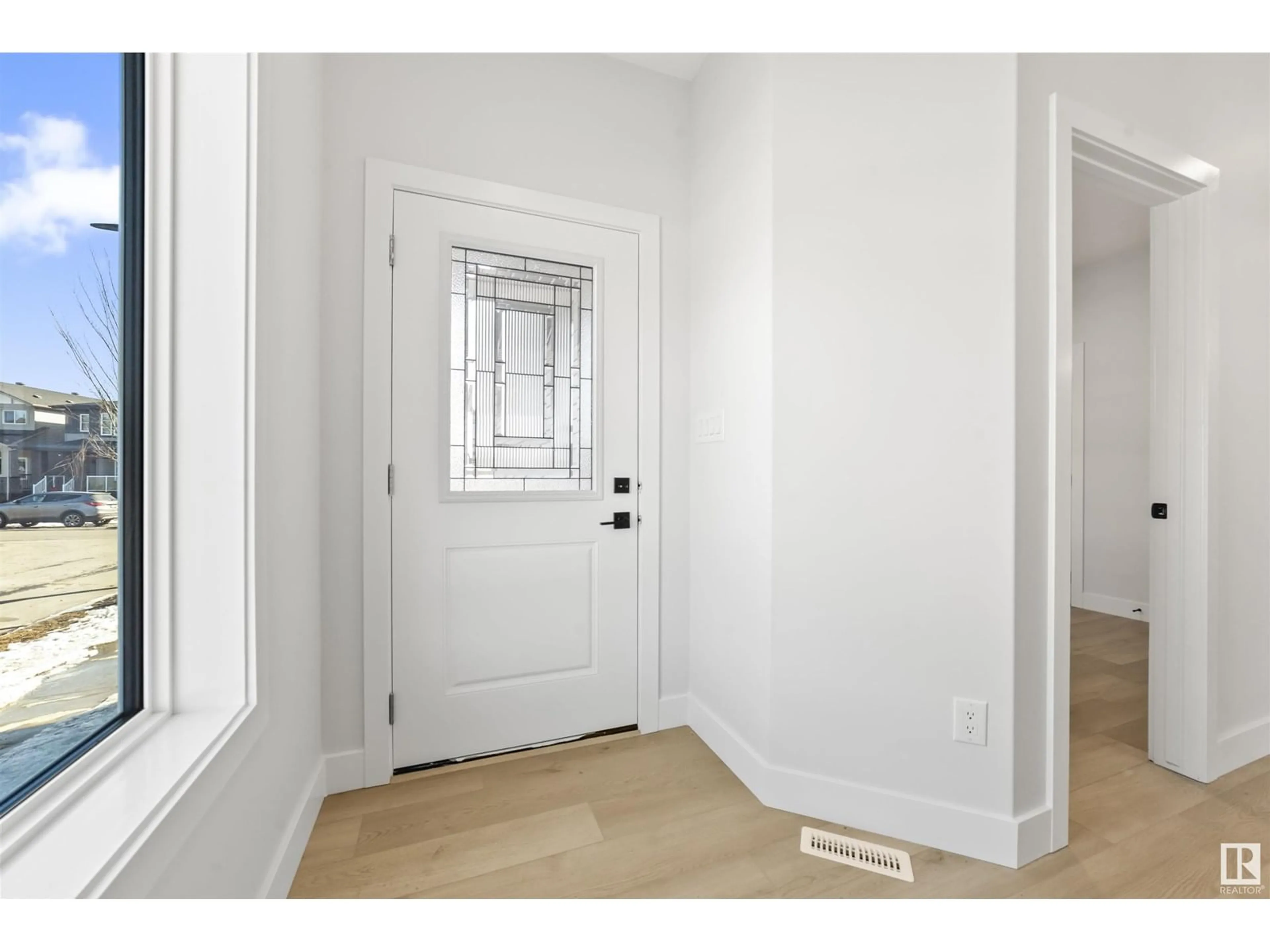 Indoor entryway for 204 CAVANAGH COMMON, Edmonton Alberta T6W4H4