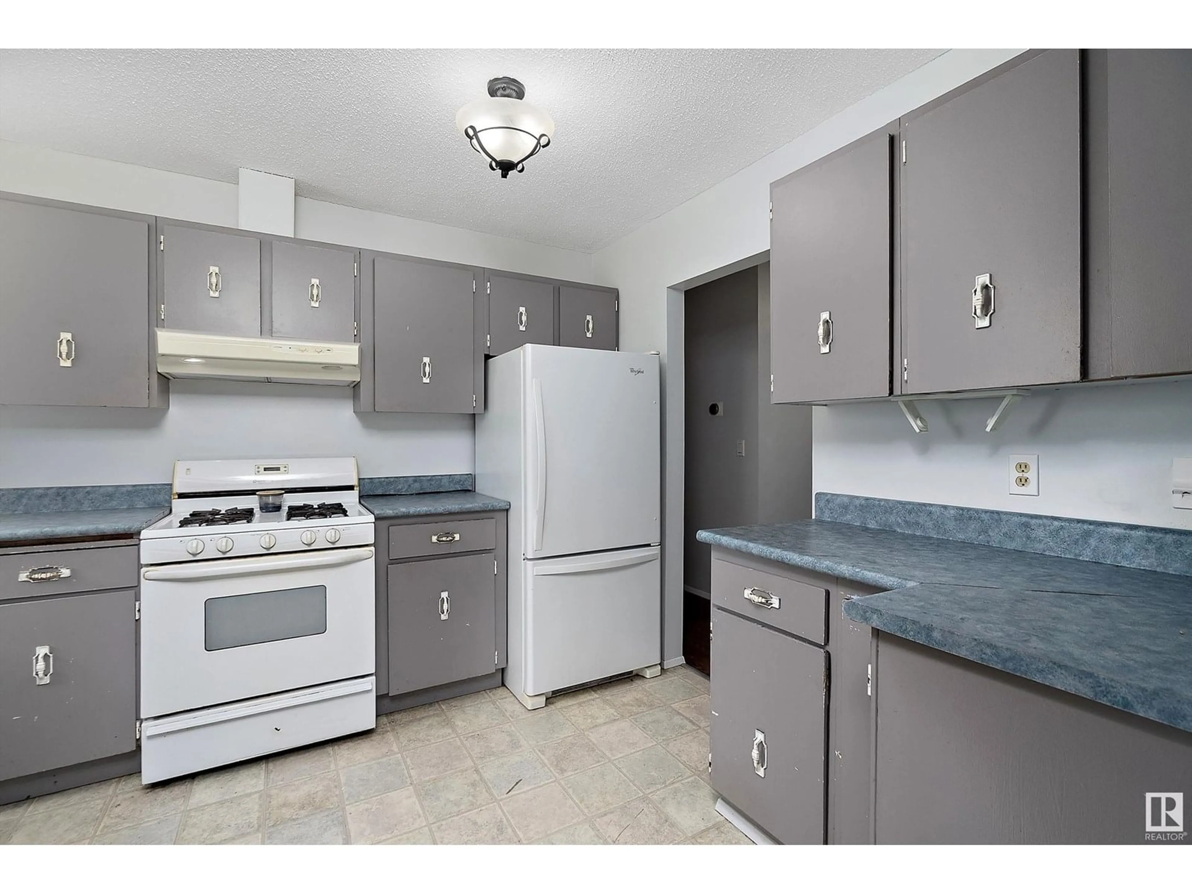 Standard kitchen, ceramic/tile floor for 5207 53 AV, Warburg Alberta T0C2T0