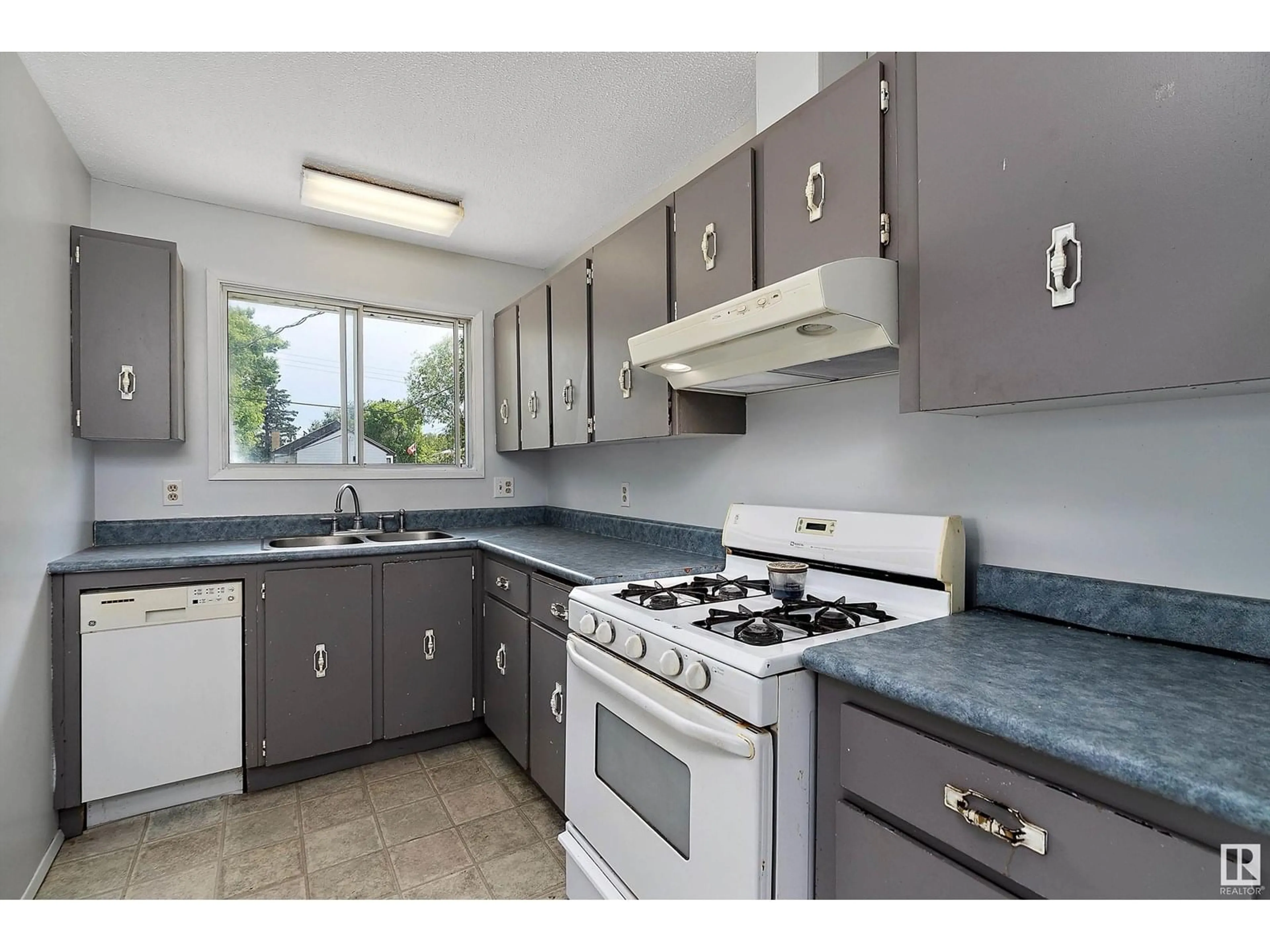 Standard kitchen, unknown for 5207 53 AV, Warburg Alberta T0C2T0