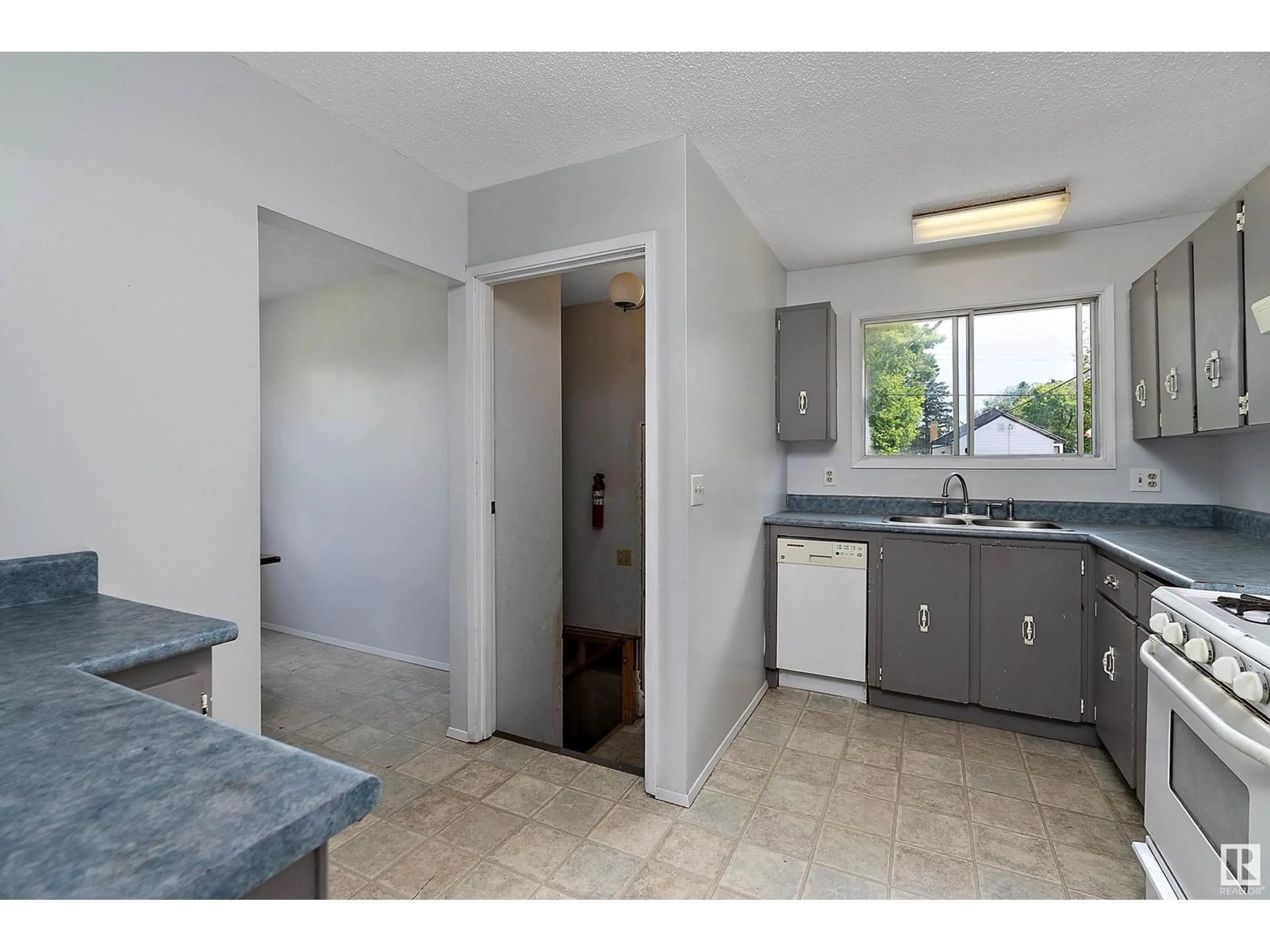 Standard kitchen, unknown for 5207 53 AV, Warburg Alberta T0C2T0