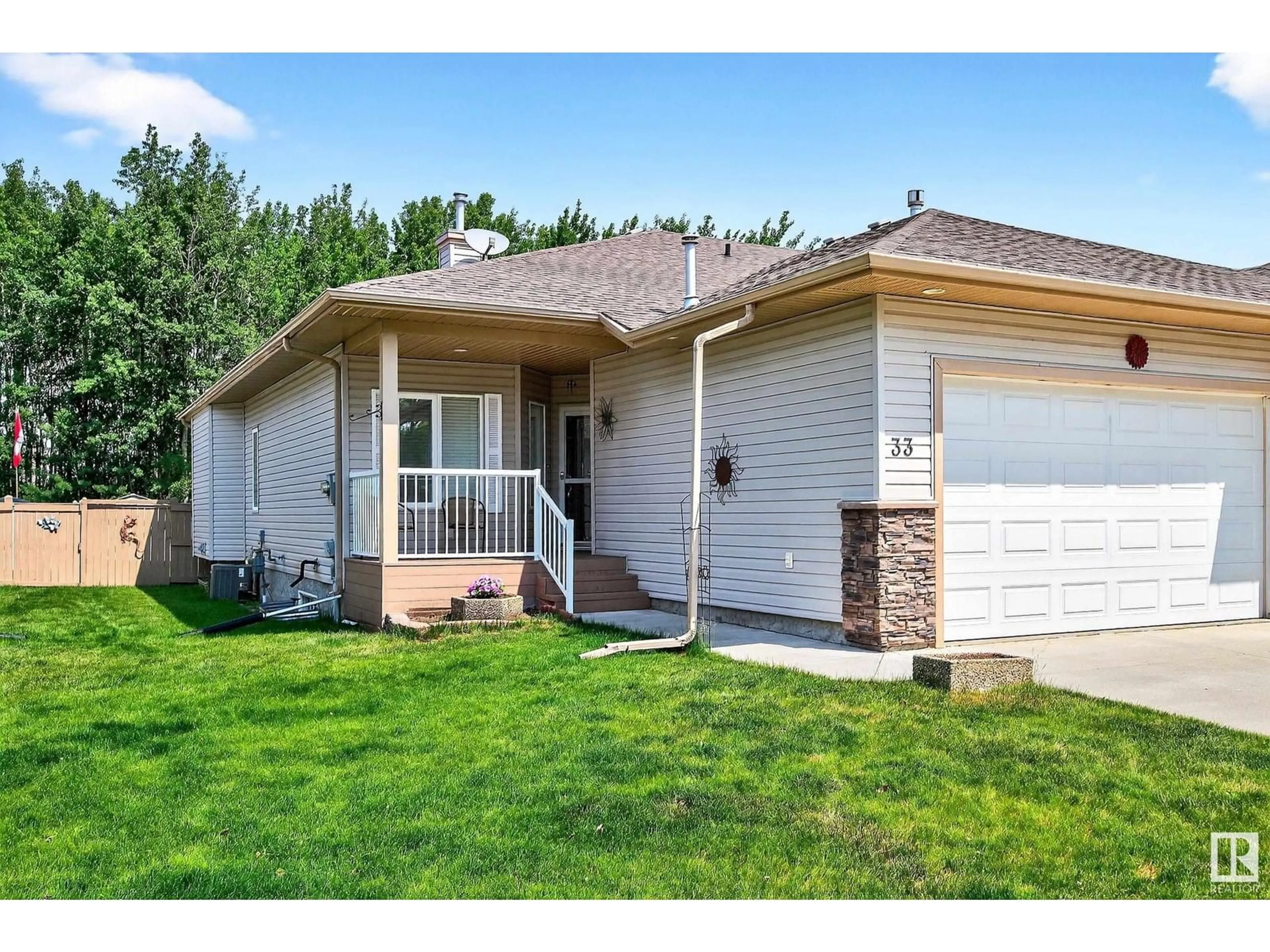 Home with vinyl exterior material, street for 33 FOLKSTONE PL, Stony Plain Alberta T7Z2Z9