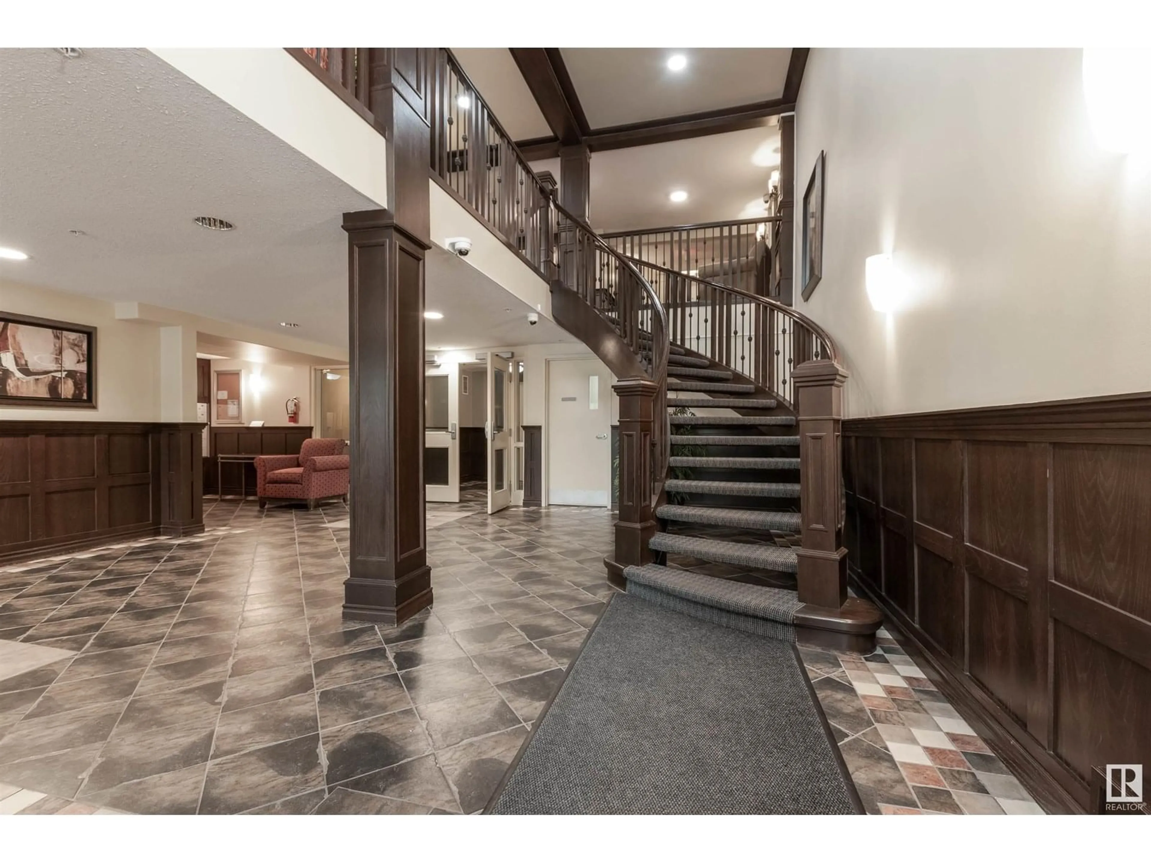 Indoor foyer for #107 - 7510 89 ST, Edmonton Alberta T6C0X5