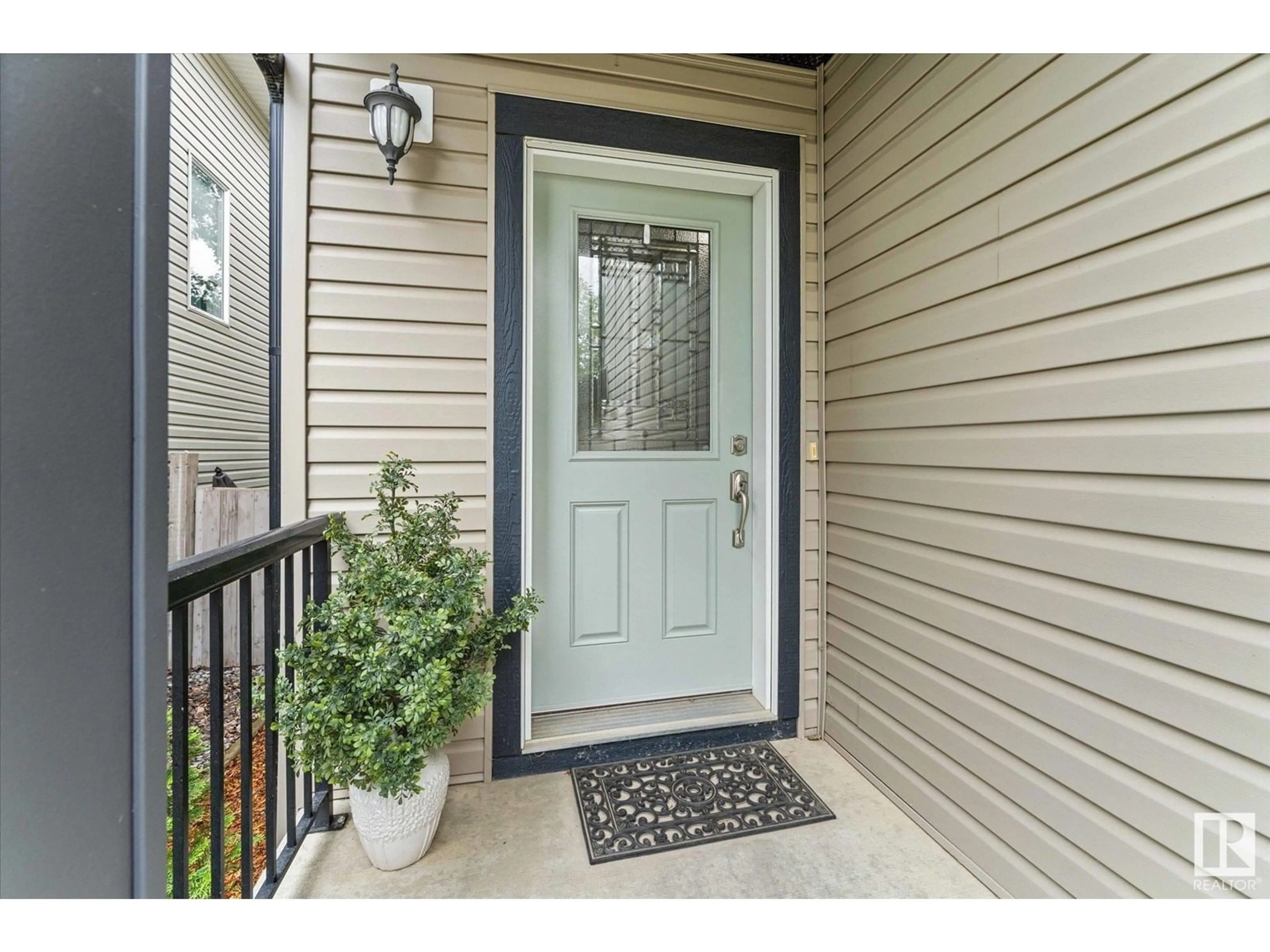 Indoor entryway for 21921 94A AV, Edmonton Alberta T5T1N1
