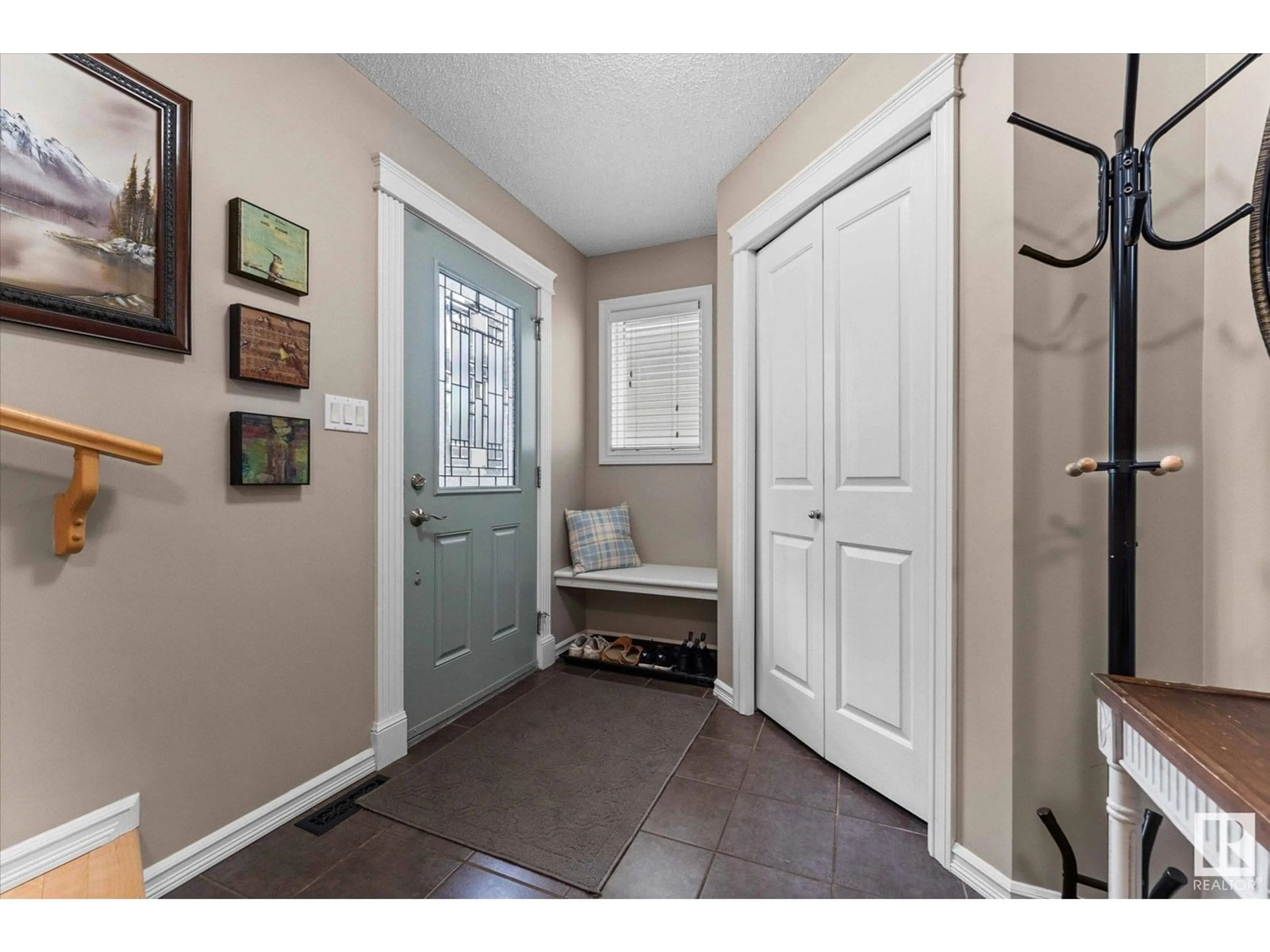 Indoor entryway for 21921 94A AV, Edmonton Alberta T5T1N1