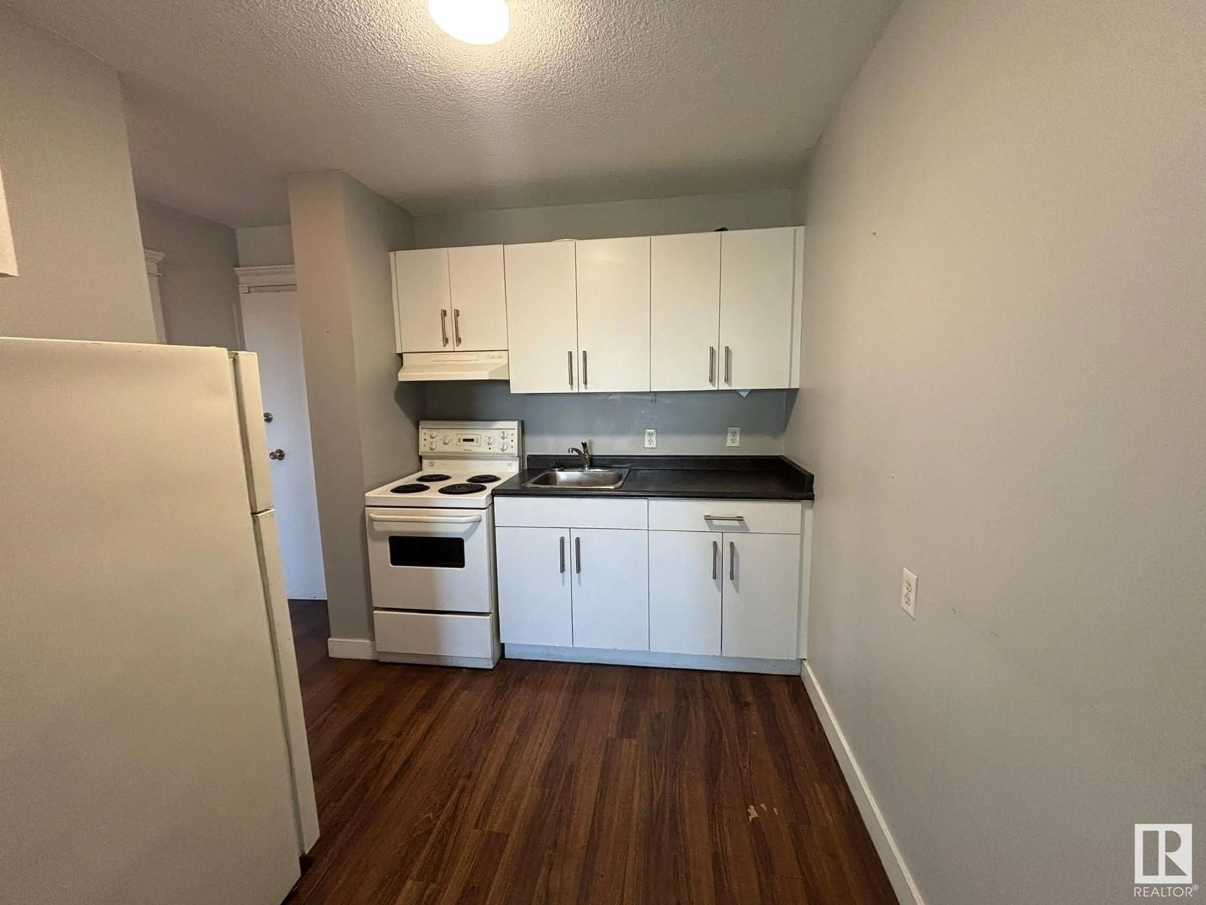 Standard kitchen, unknown for 43 - 13435 97 ST NW, Edmonton Alberta T5E4C8