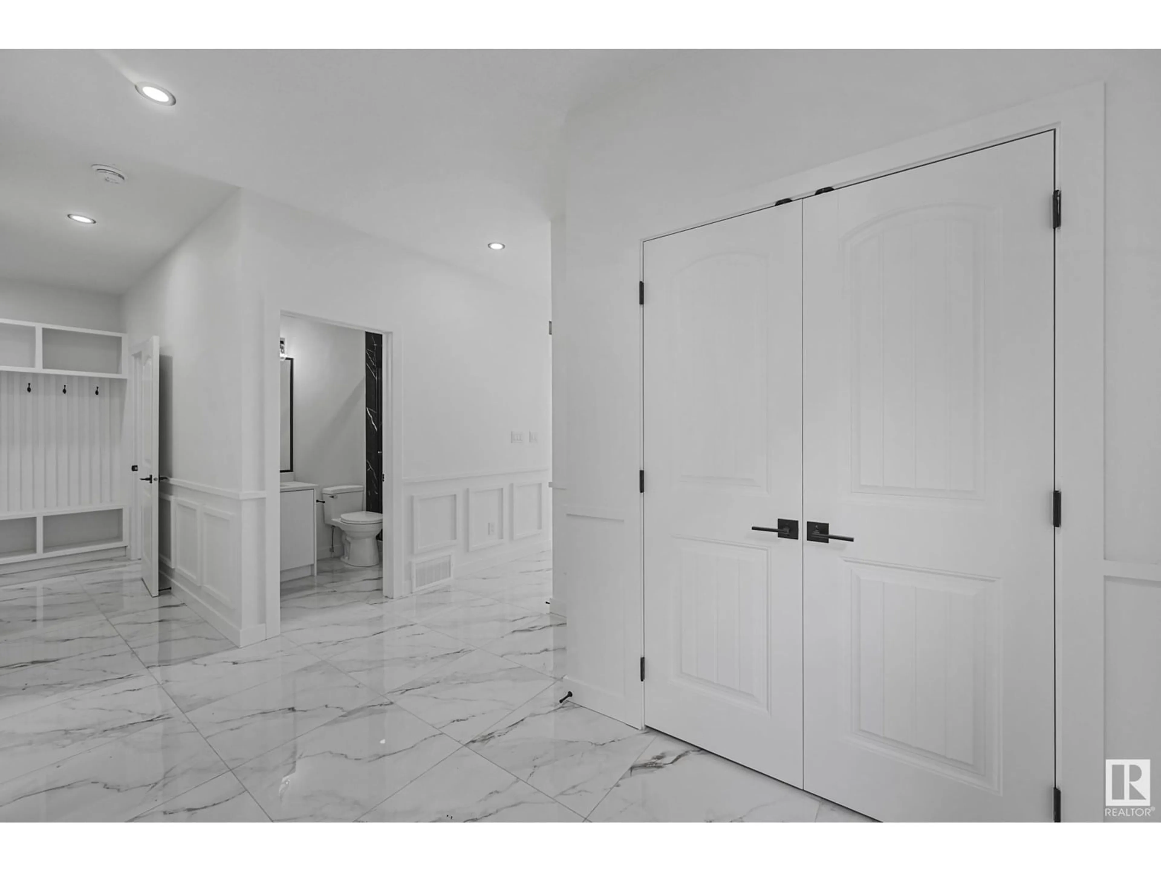 Indoor foyer for NW - 9232 183 AV, Edmonton Alberta T5Z0S6