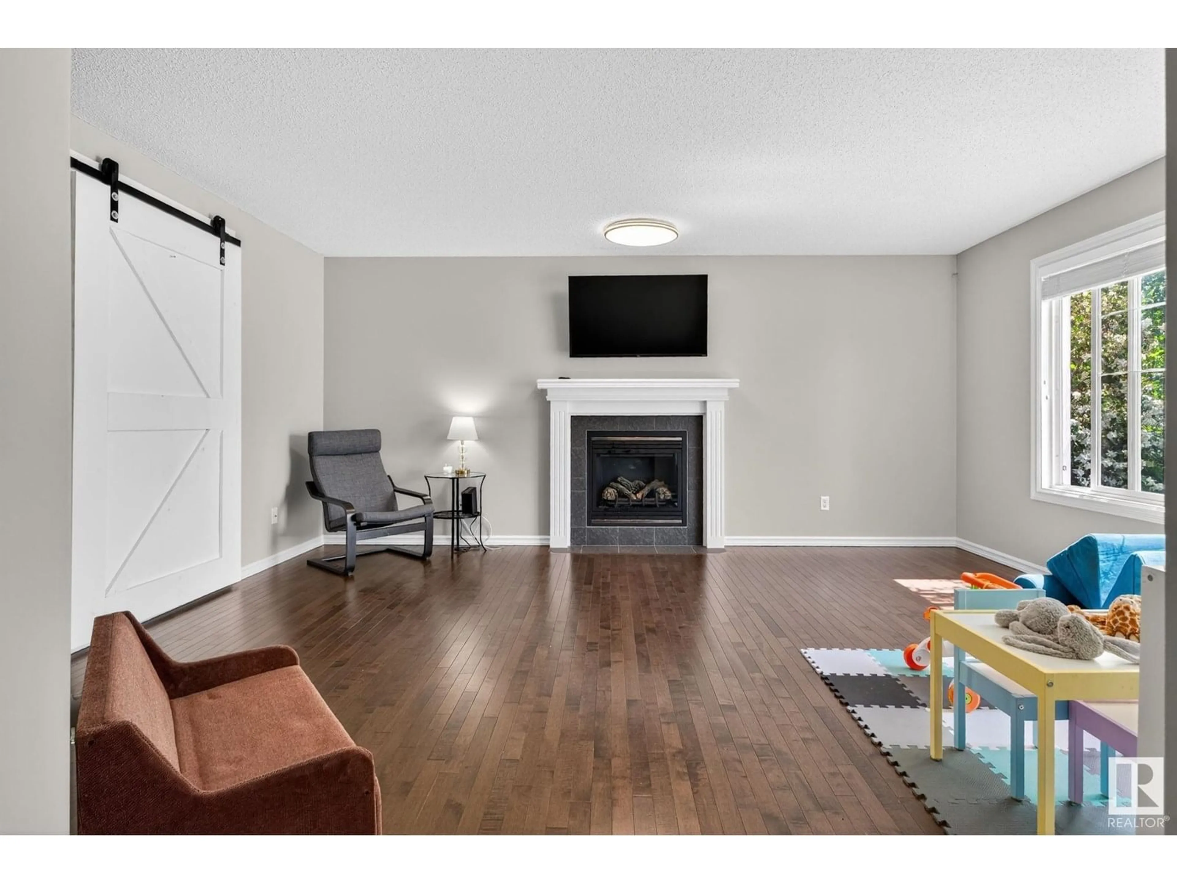 Living room with furniture, unknown for 7131 SOUTH TERWILLEGAR DR, Edmonton Alberta T6R0R5