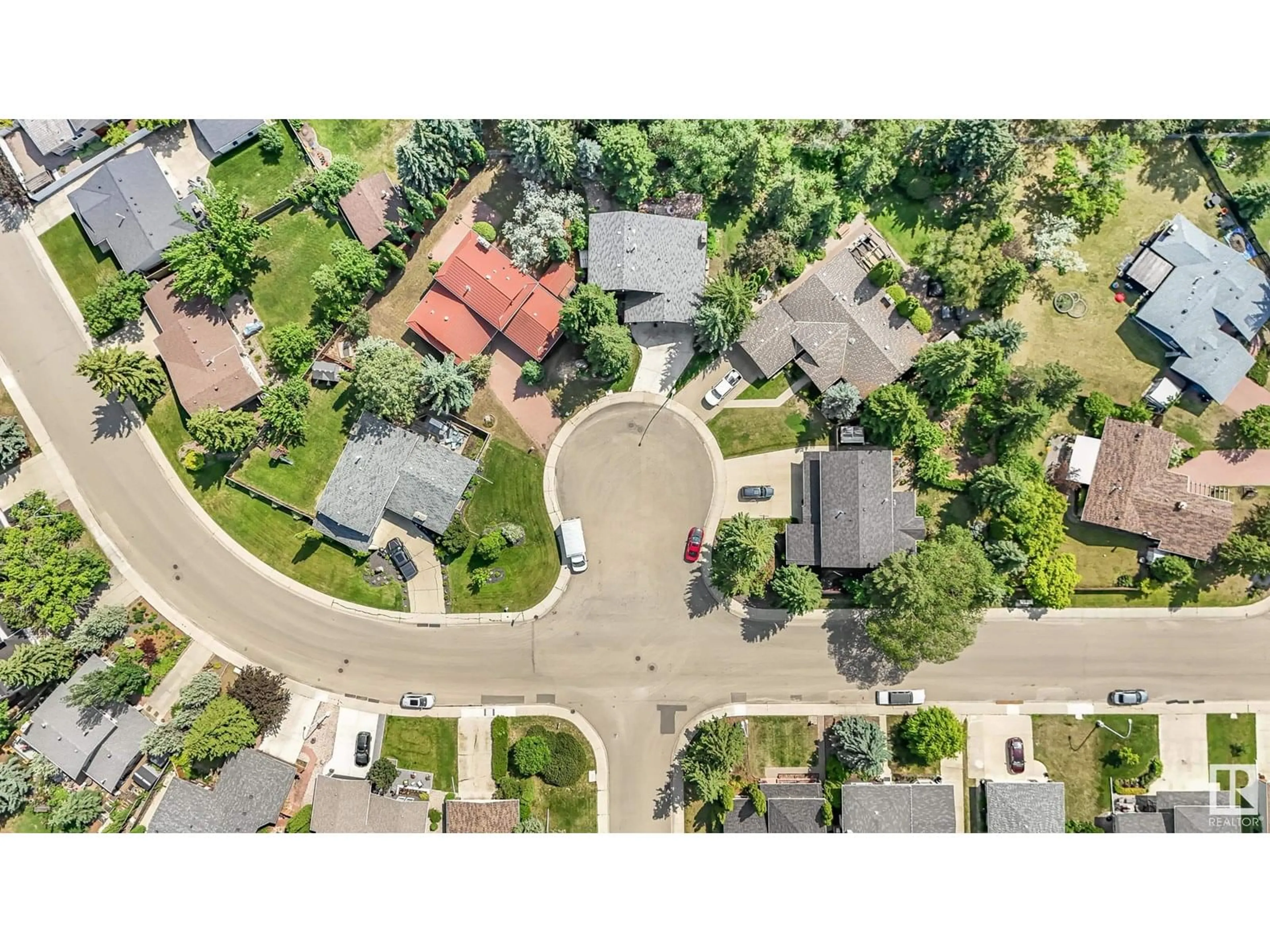 A pic from outside/outdoor area/front of a property/back of a property/a pic from drone, street for 11505 32A AV, Edmonton Alberta T6J3G6