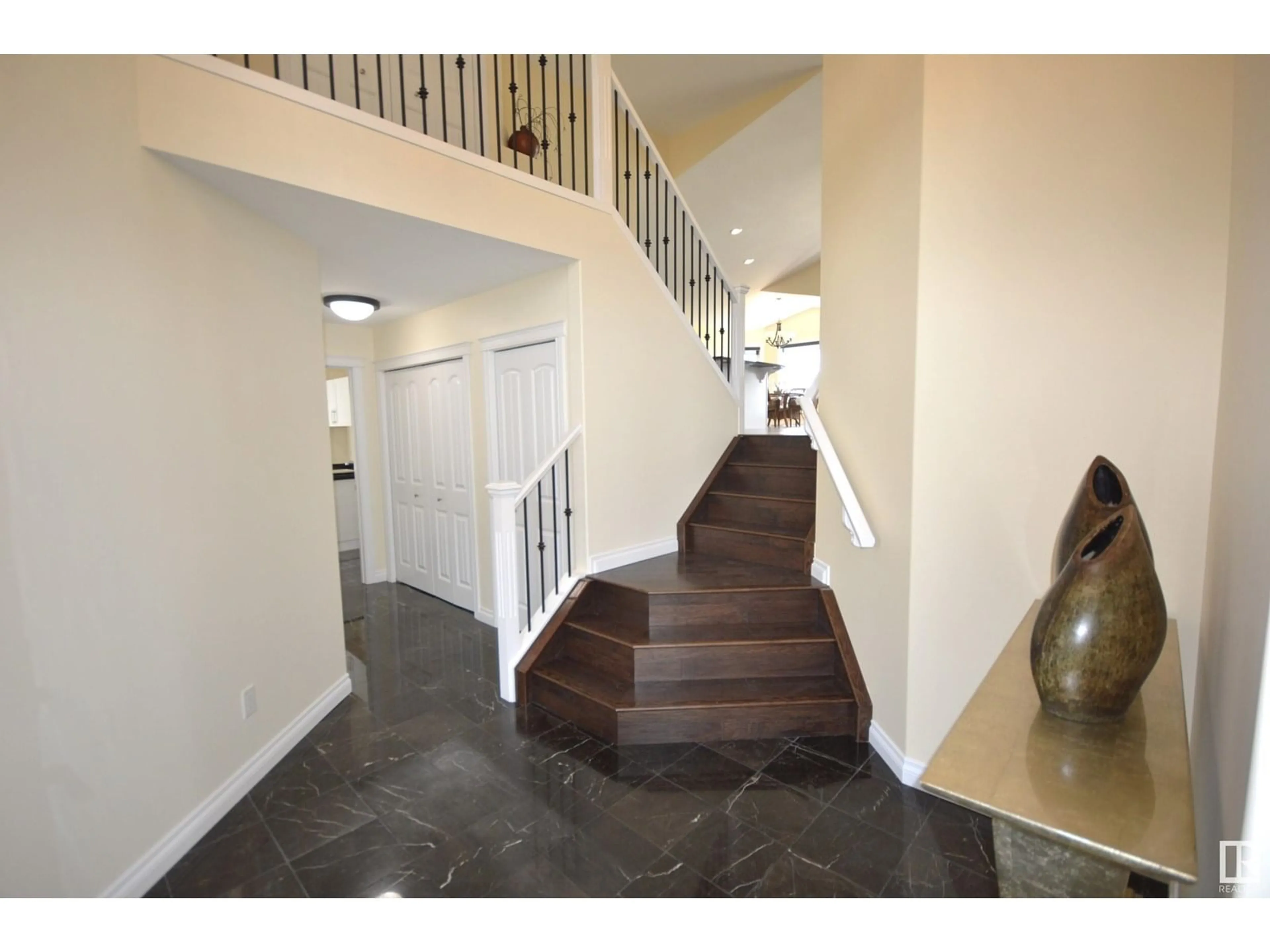 Indoor foyer for 3704 LAKESHORE DR, Bonnyville Town Alberta T9N0A4