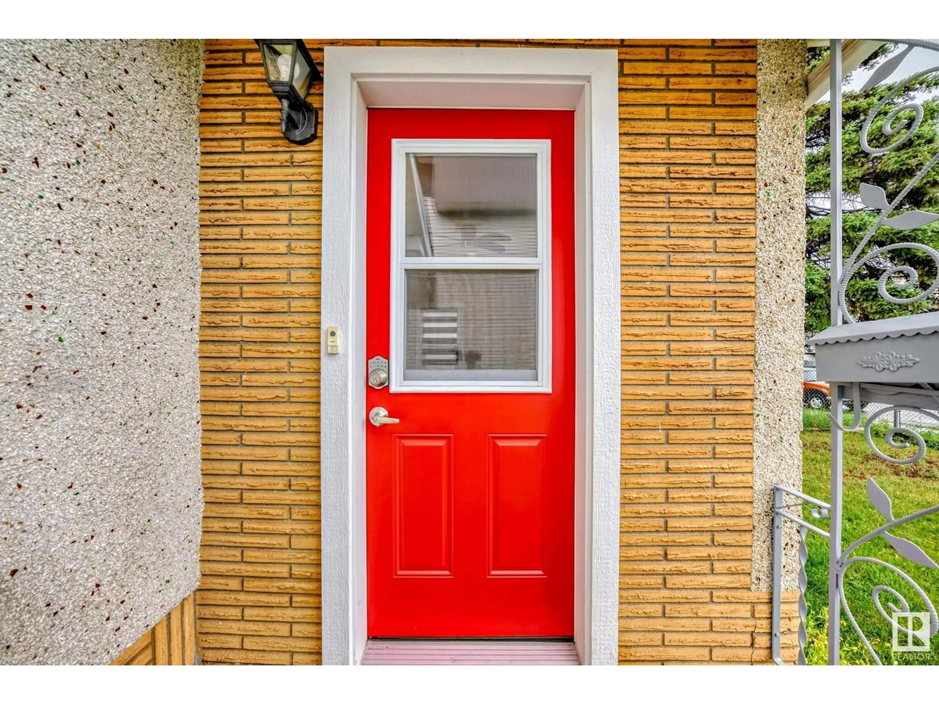 Indoor entryway for 12008 66 ST, Edmonton Alberta T5B1J6
