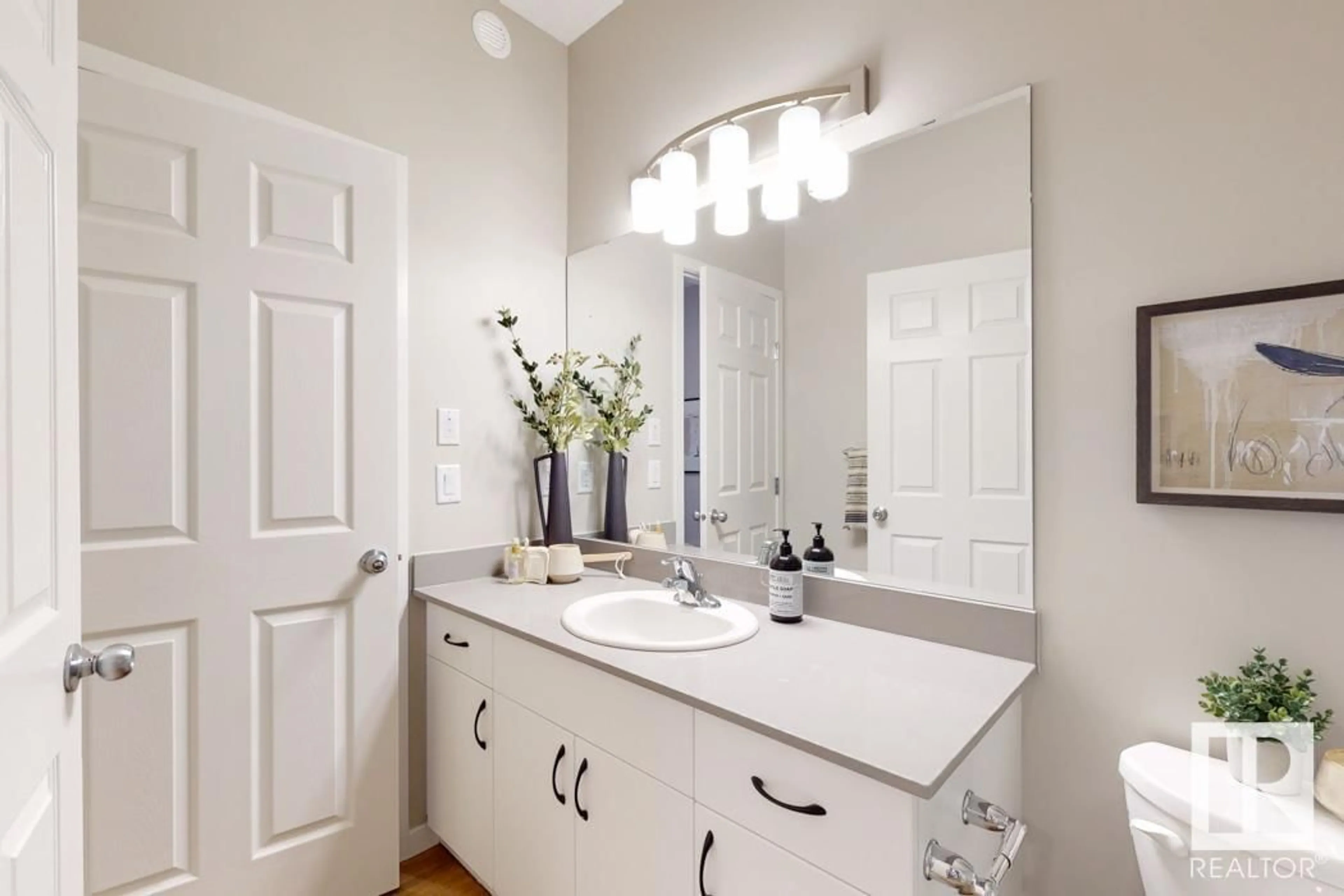 Contemporary bathroom, ceramic/tile floor for 1319 13 AV, Edmonton Alberta T6T2S7