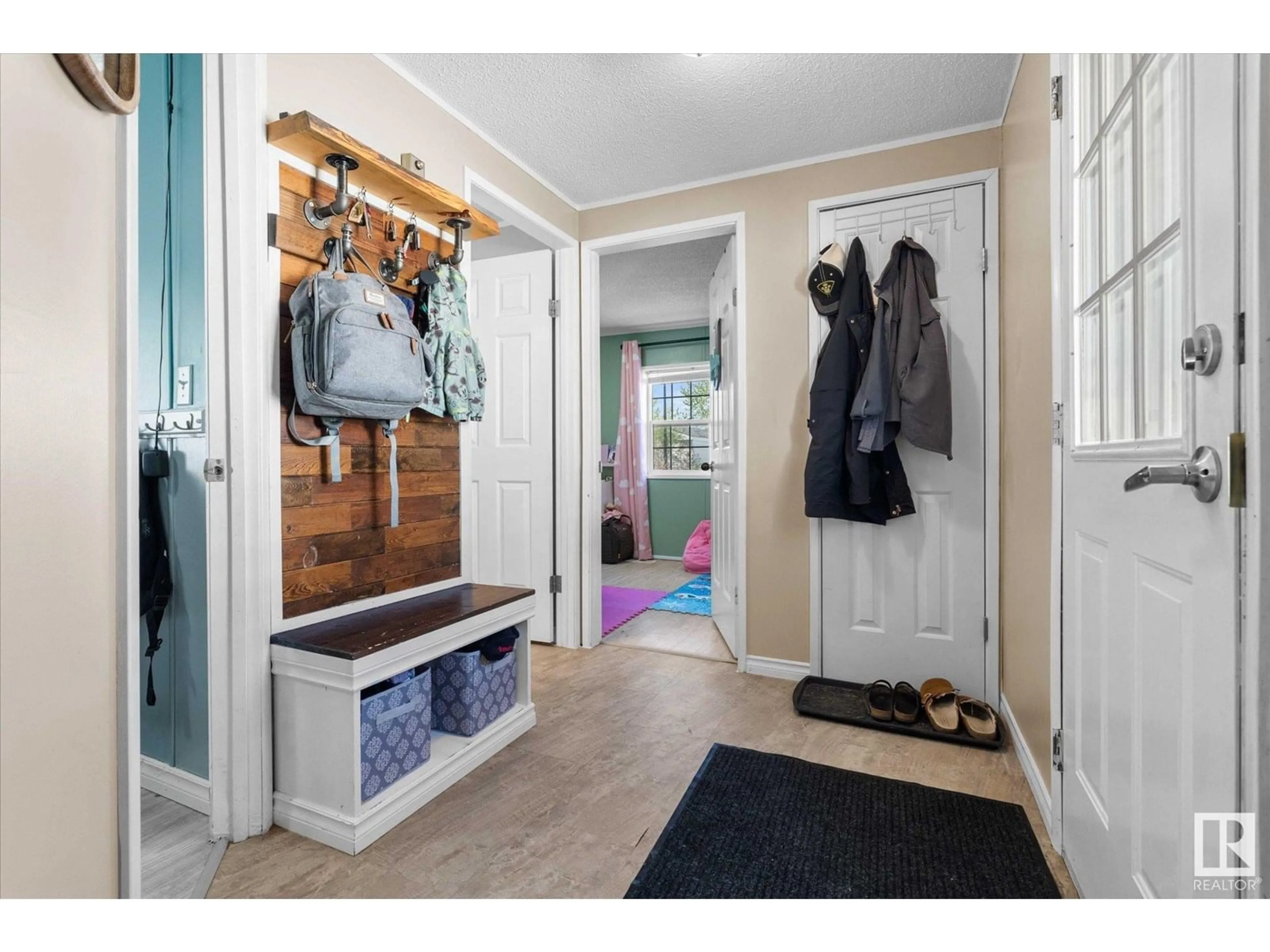Indoor entryway for 1503 JUBILEE DR, Sherwood Park Alberta T8H1M1