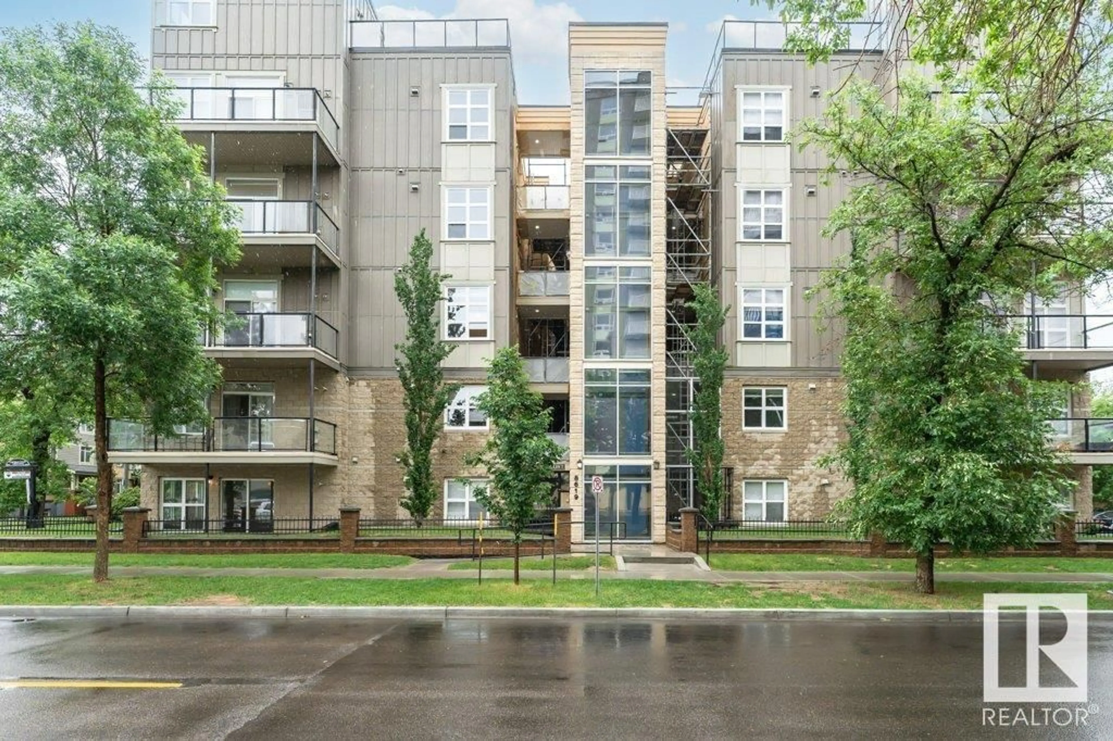 Patio, unknown for 8619 - 106 111 ST, Edmonton Alberta T6G2W1