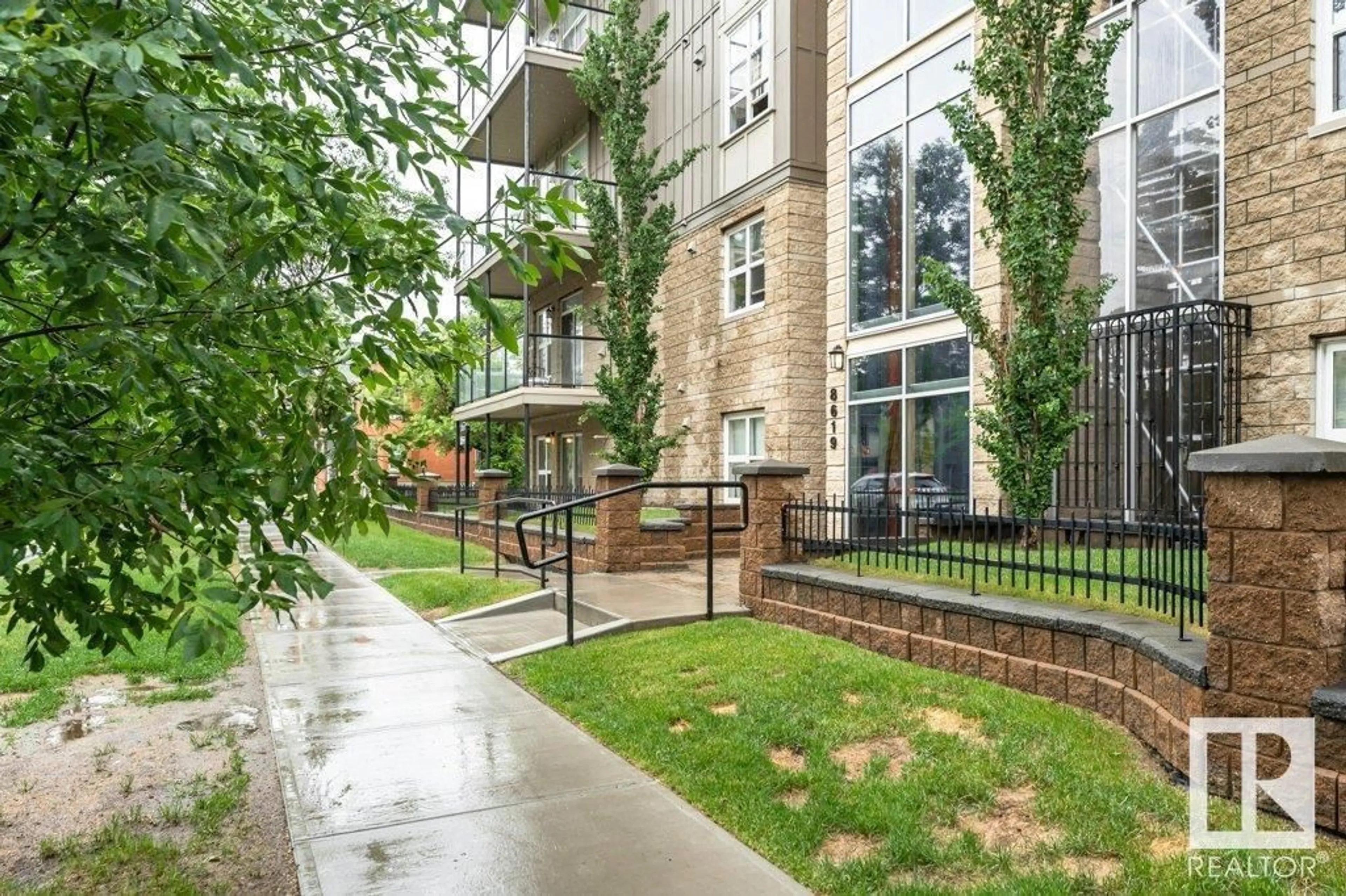 Patio, street for 8619 - 106 111 ST, Edmonton Alberta T6G2W1